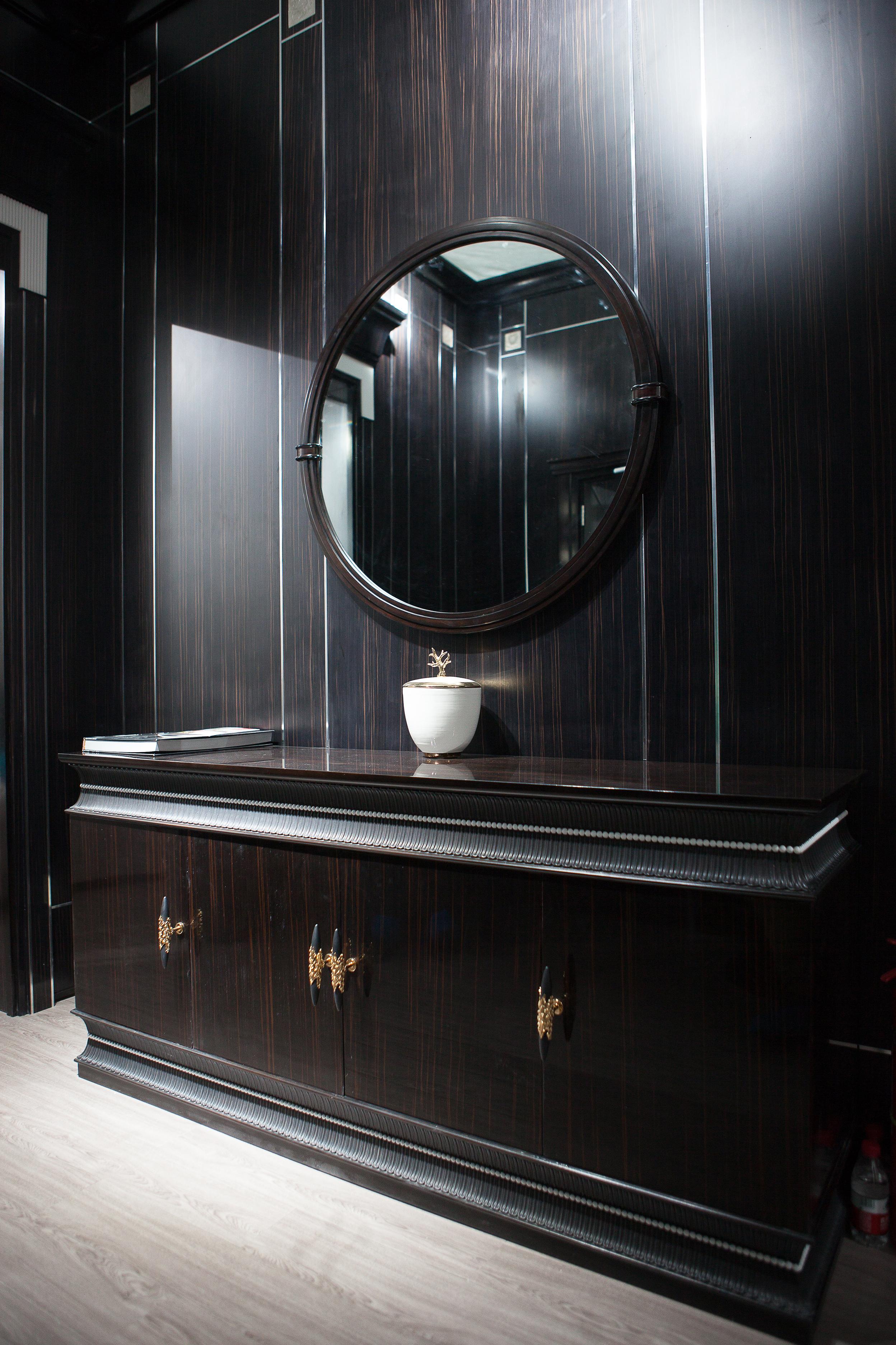 Placcato oro Comò neoclassico in Wood Ebony con maniglie d'arte italiane su misura in vendita