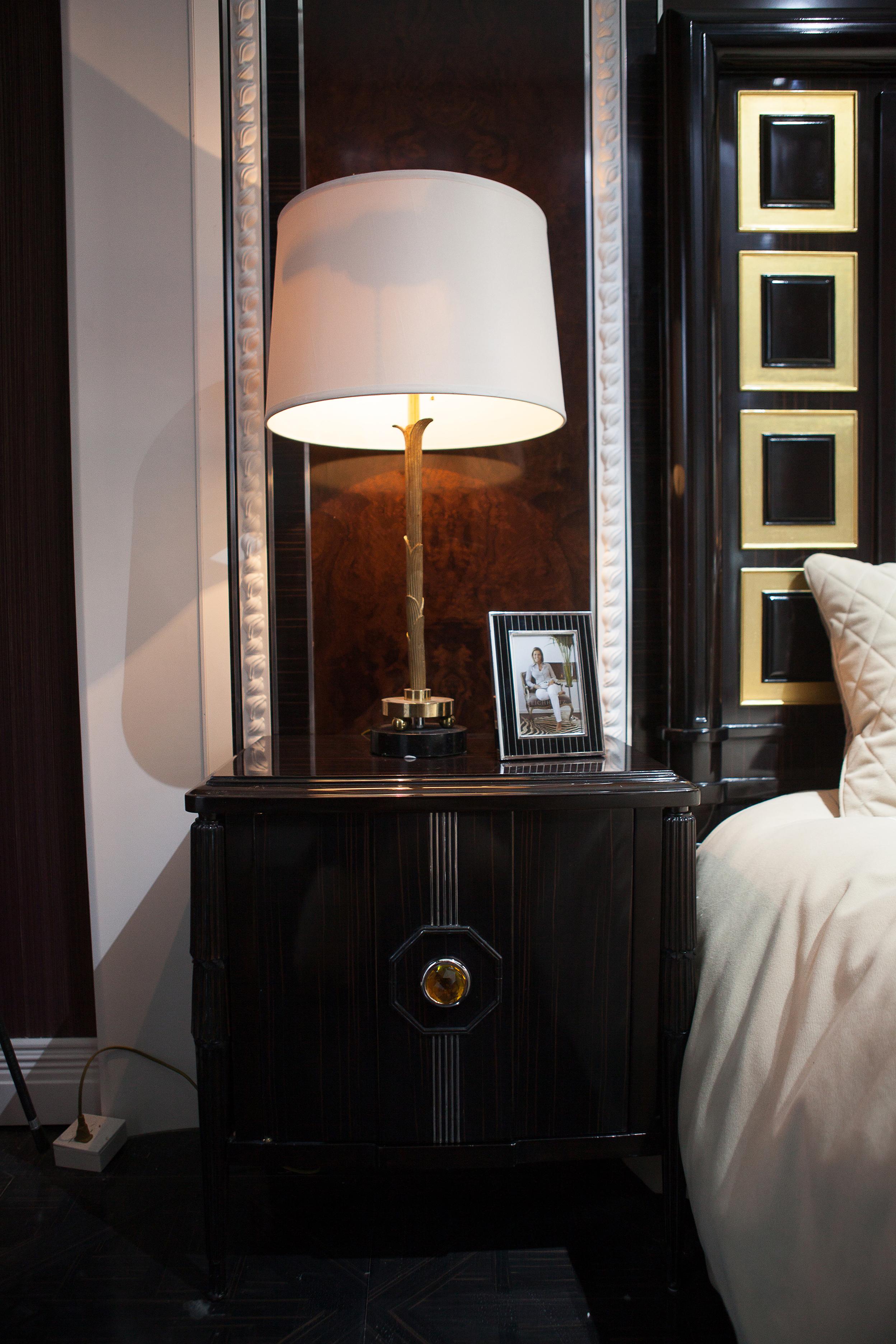 Table de nuit néoclassique en bois d'ébène avec verre d'art
Parfait pour une chambre à coucher avec une combinaison du même modèle pour le tiroir. Le bois d'ébène, la sculpture sur bois et la finition brillante foncée apportent de l'élégance.
