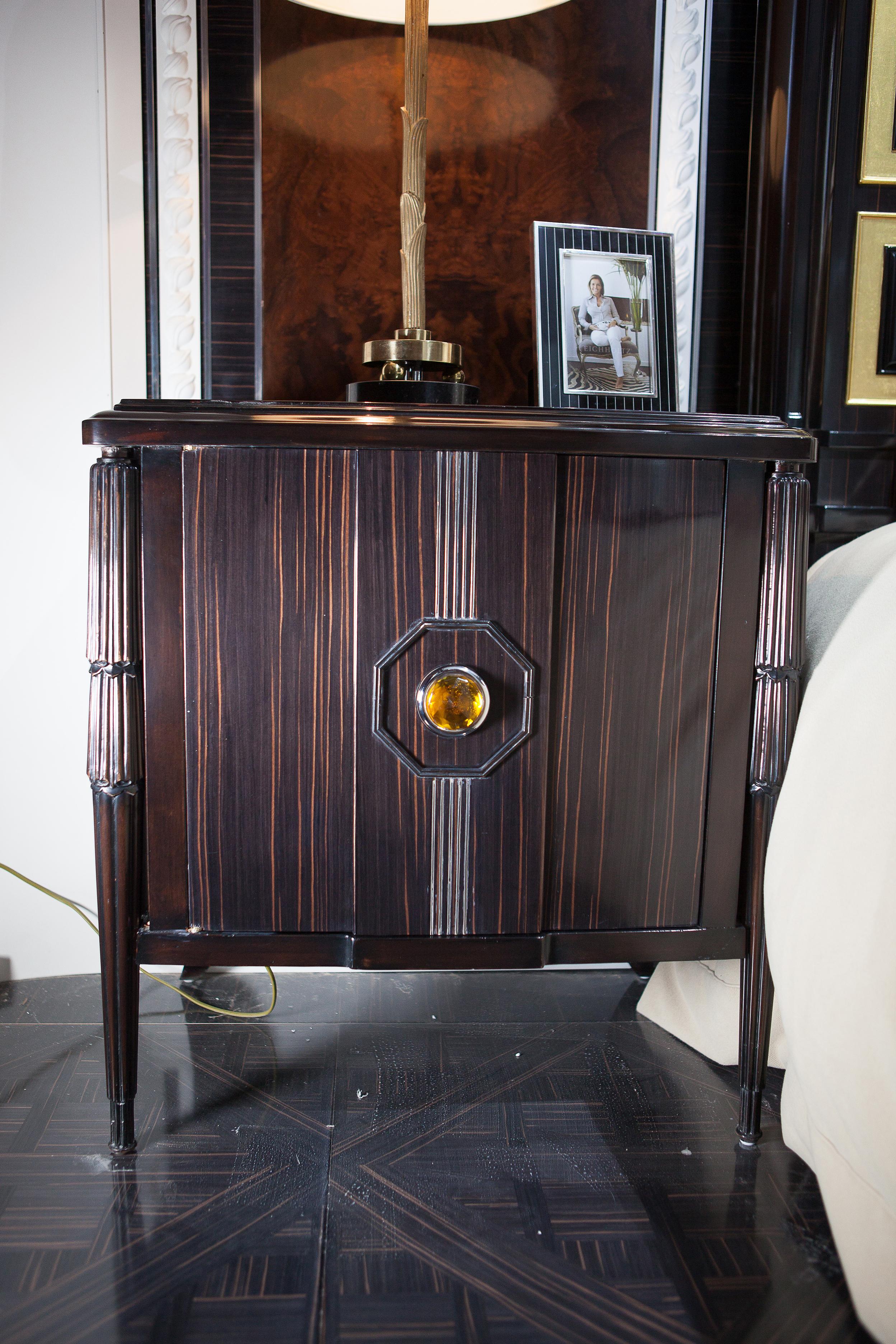 Néo-classique Table de nuit néoclassique en bois d'ébène avec verre d'art en vente