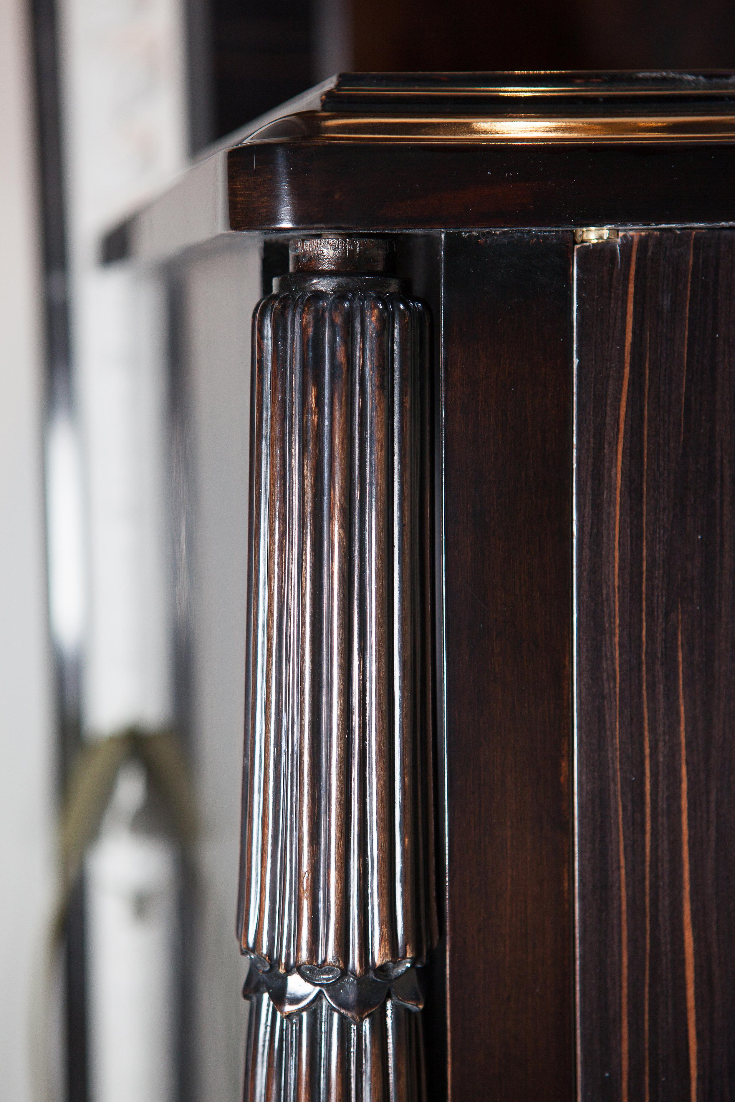 Hong Kong Table de nuit néoclassique en bois d'ébène avec verre d'art en vente
