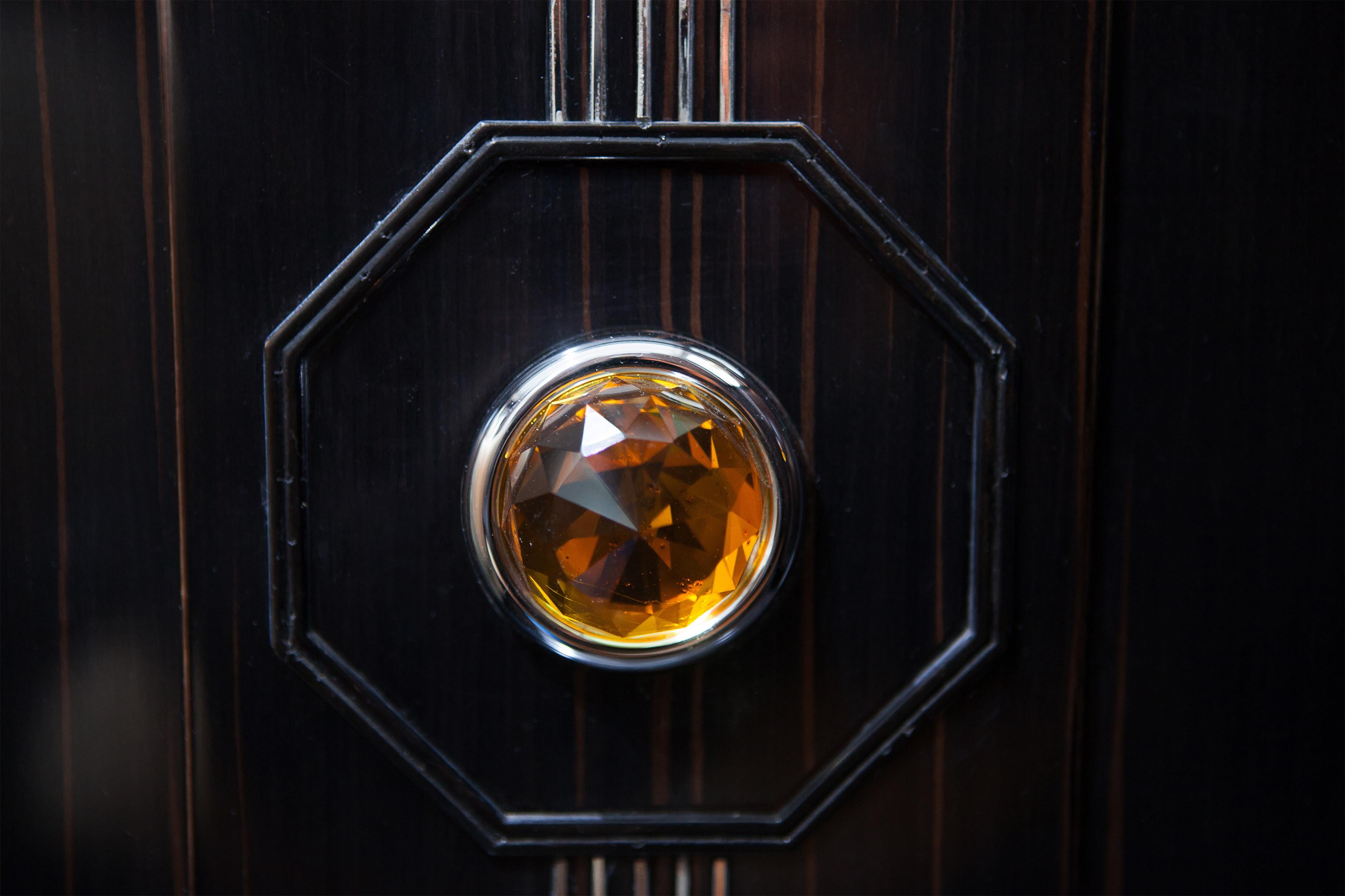Verre d'art Table de nuit néoclassique en bois d'ébène avec verre d'art en vente