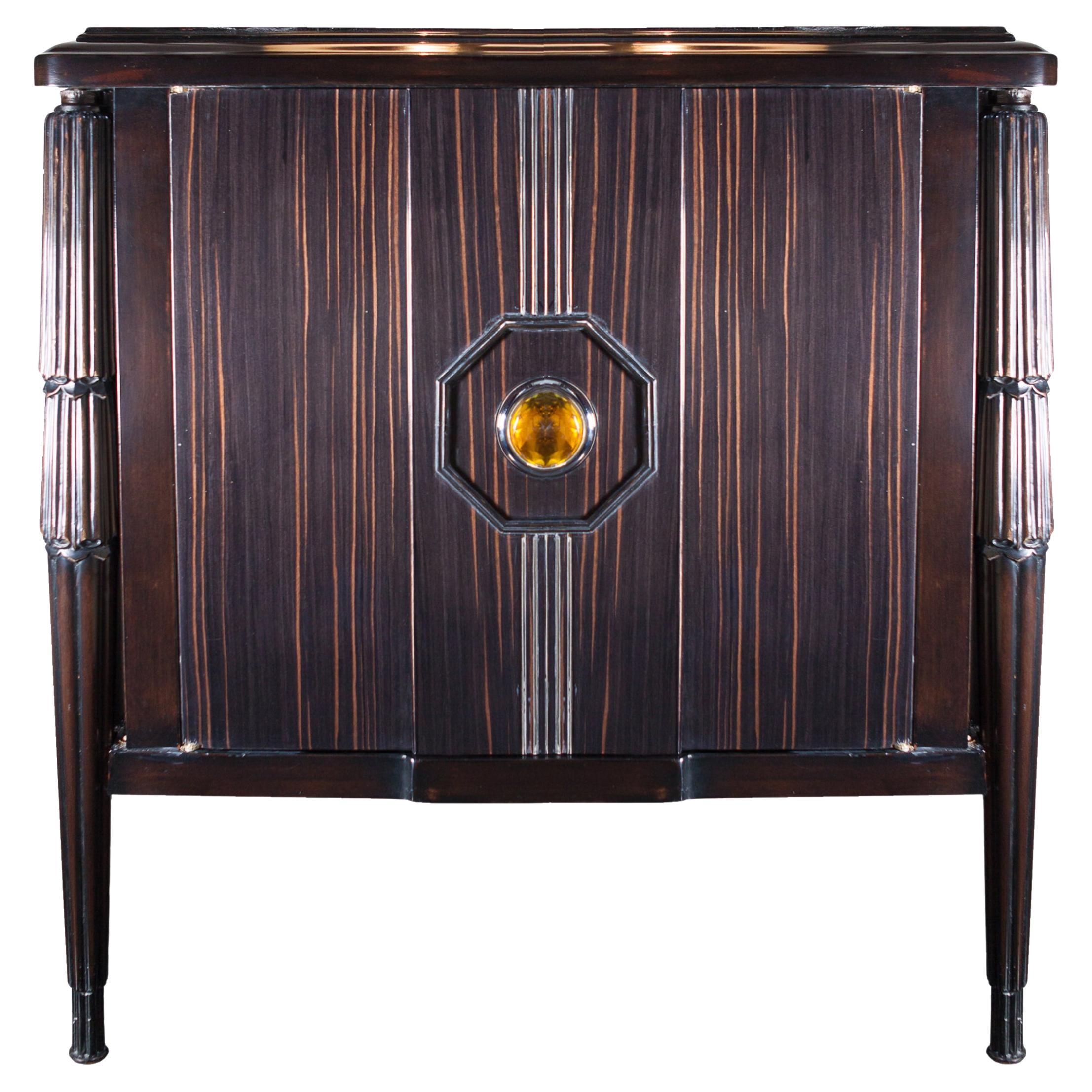 Table de nuit néoclassique en bois d'ébène avec verre d'art en vente