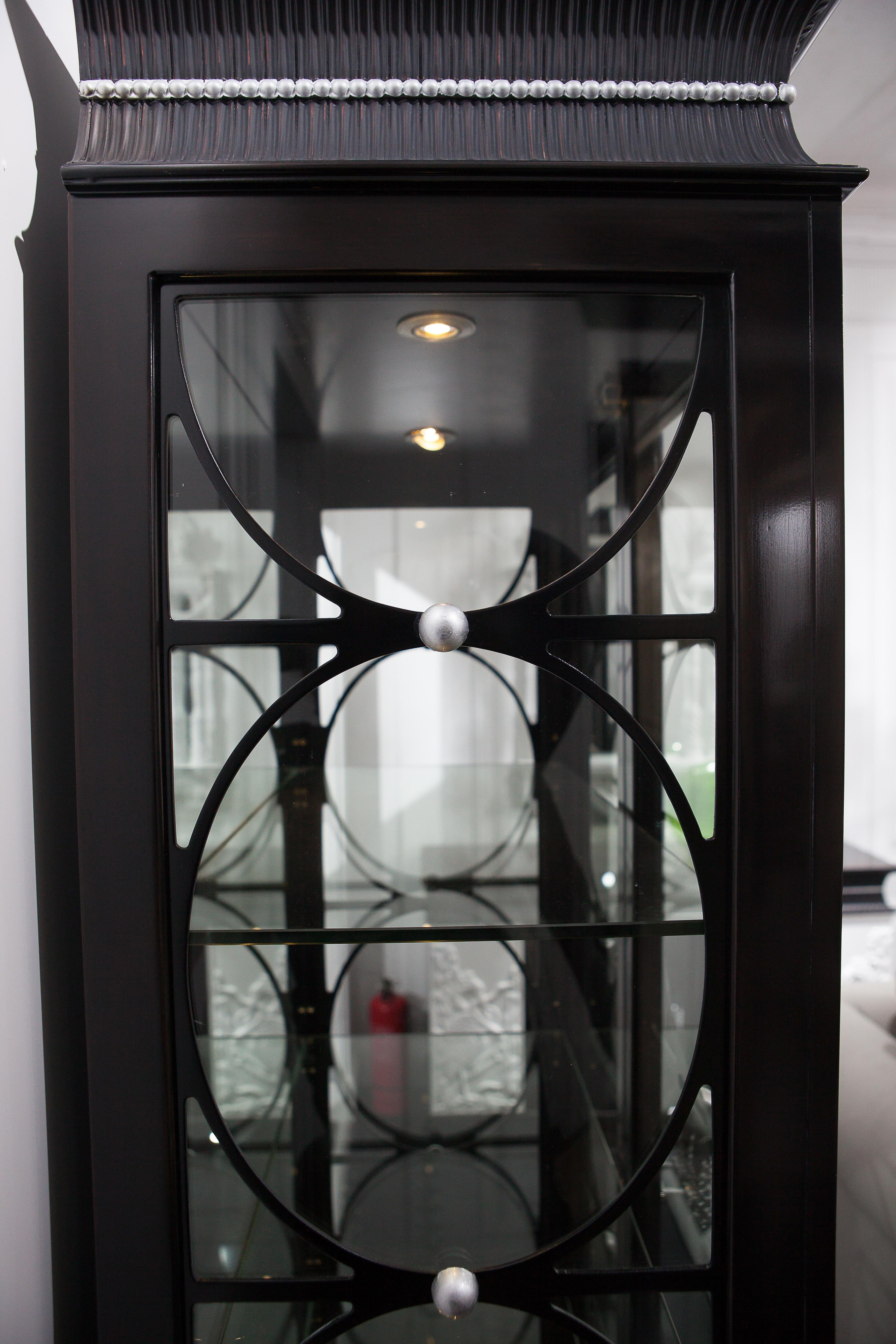 XXIe siècle et contemporain Vitrine néoclassique en Wood Wood avec poignées de meubles d'art italiens sur mesure en vente