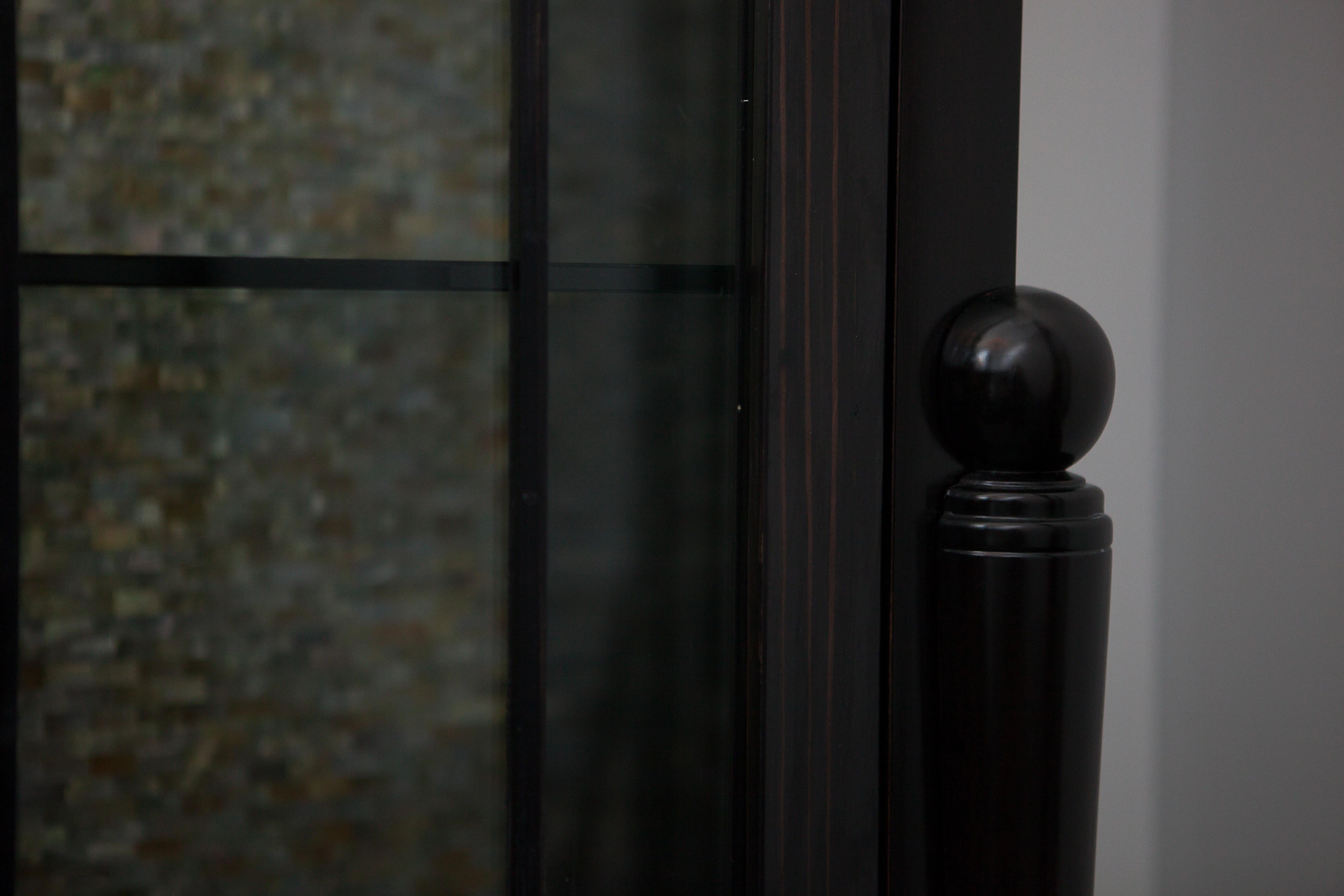 Vitrina neoclassica in Wood Ebony con decorazione interna in mosaico di madreperla in vendita 2