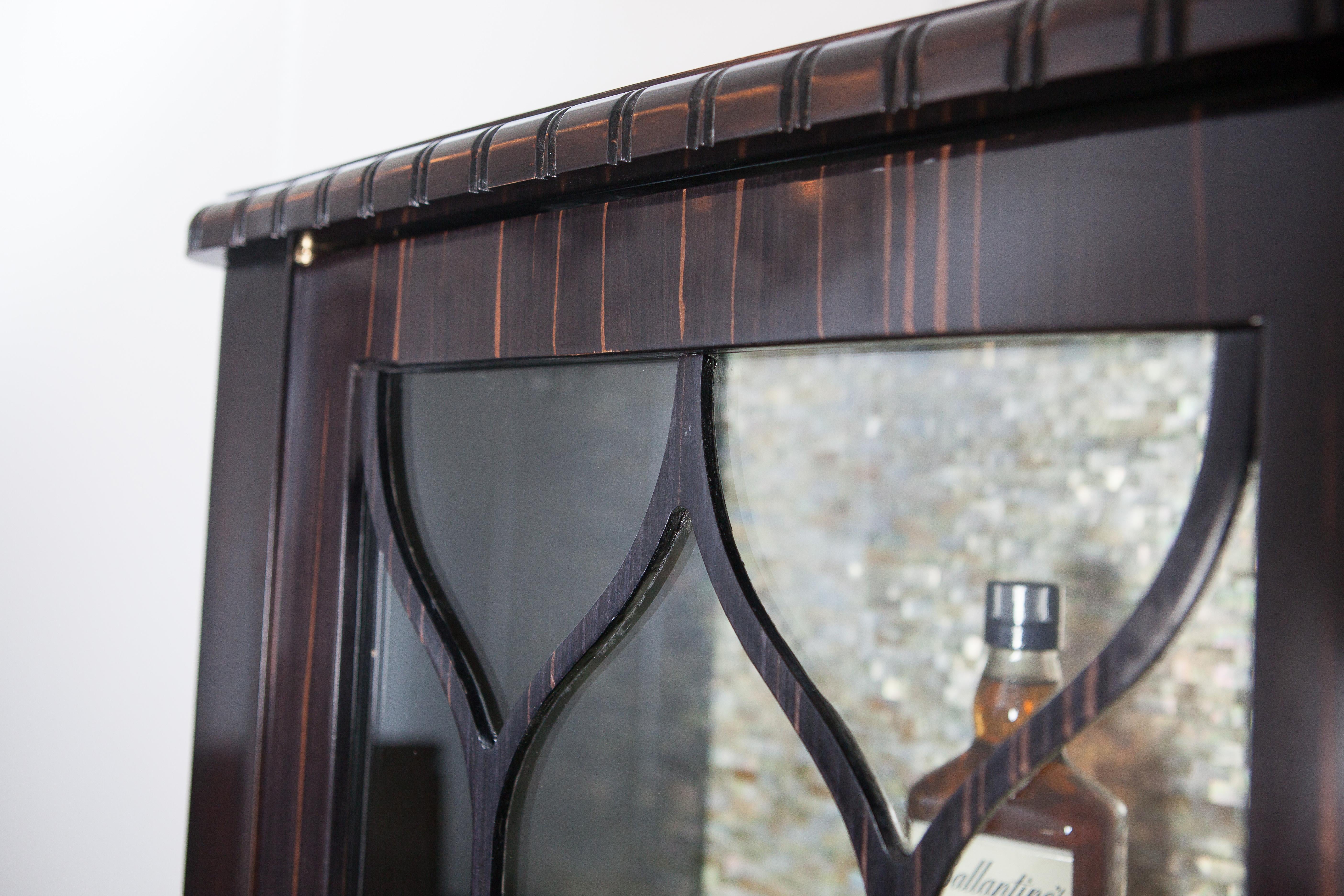 Vitrina neoclassica in Wood Ebony con decorazione interna in mosaico di madreperla in vendita 3