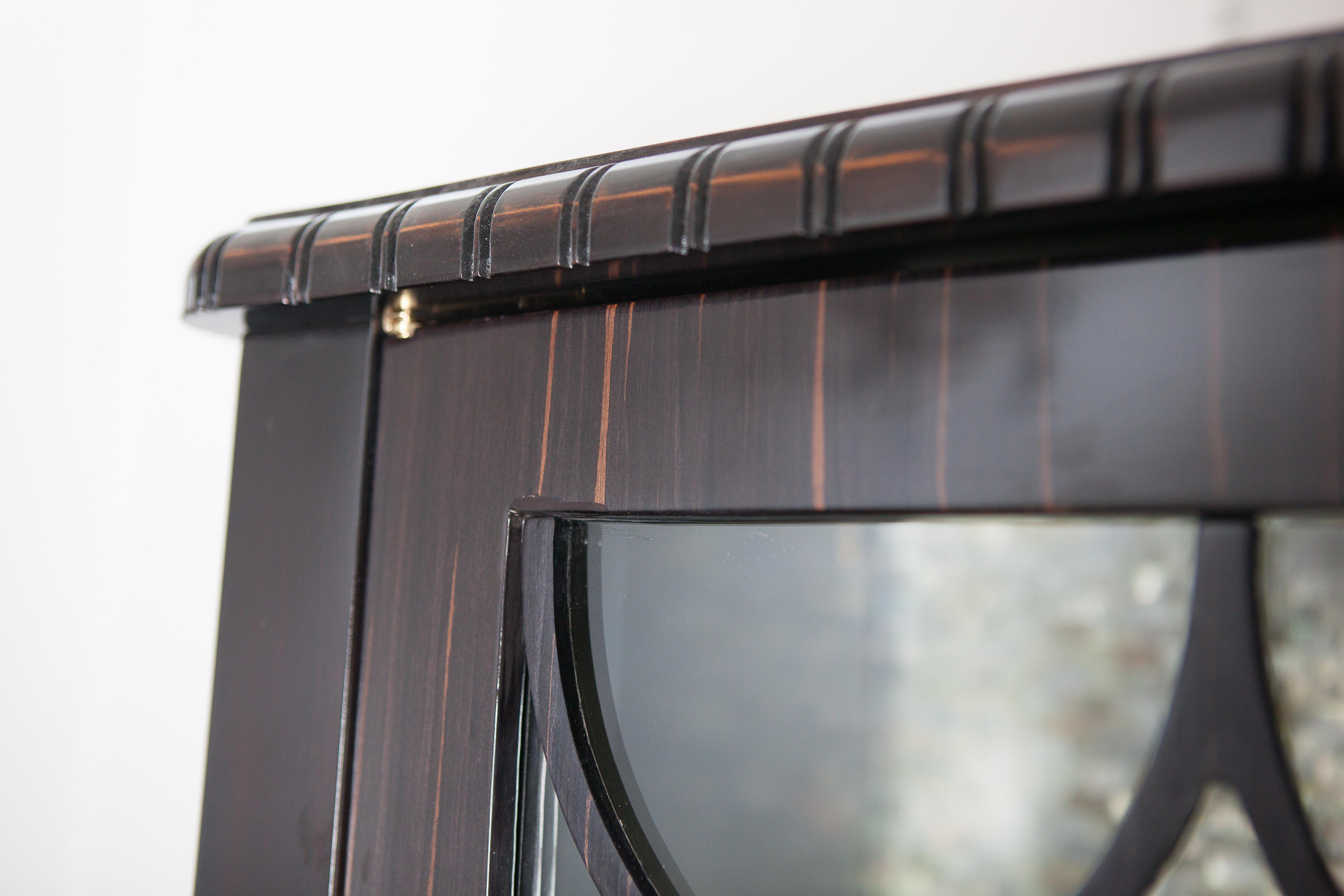Vitrina neoclassica in Wood Ebony con decorazione interna in mosaico di madreperla in vendita 4