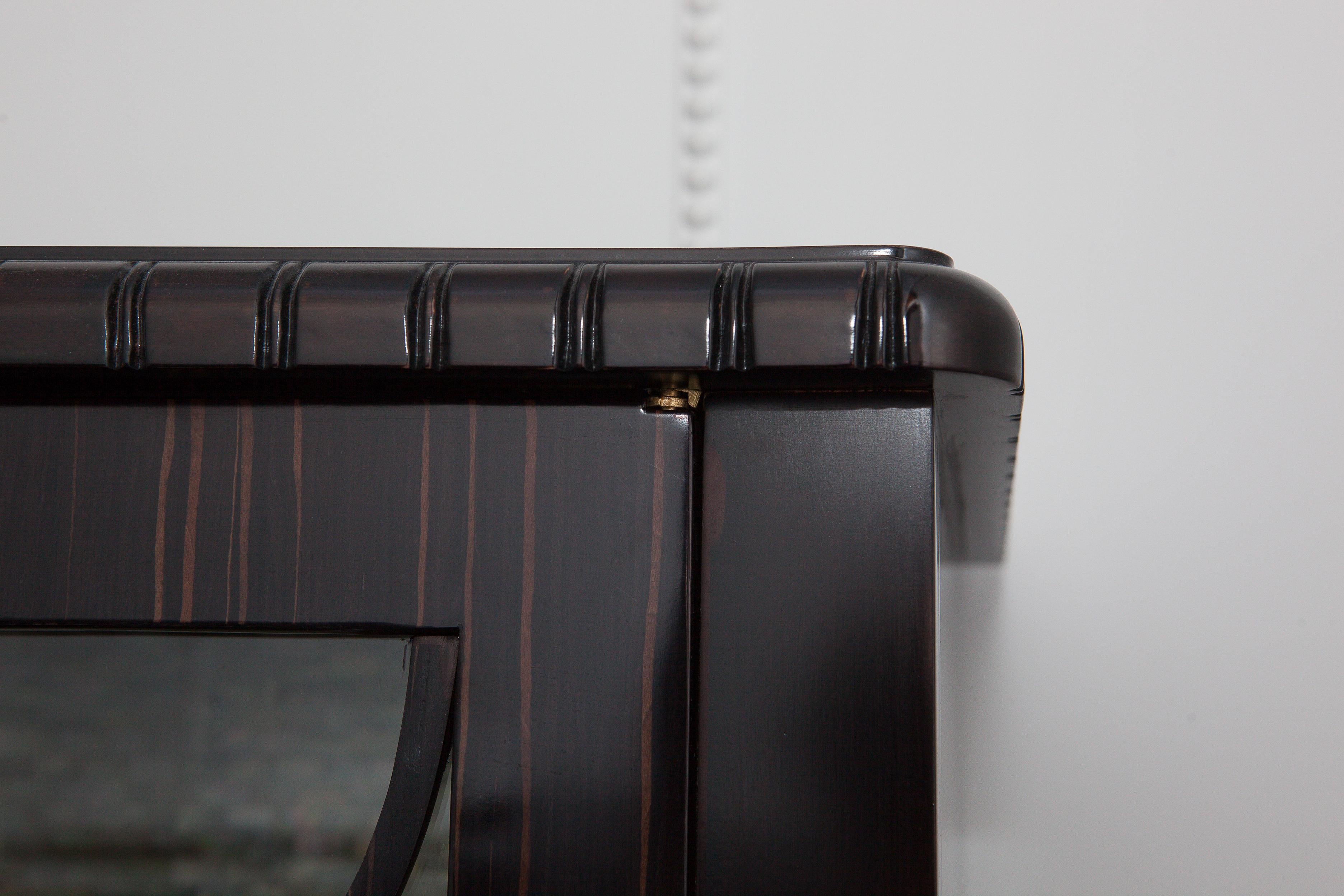 Vitrina neoclassica in Wood Ebony con decorazione interna in mosaico di madreperla in vendita 5