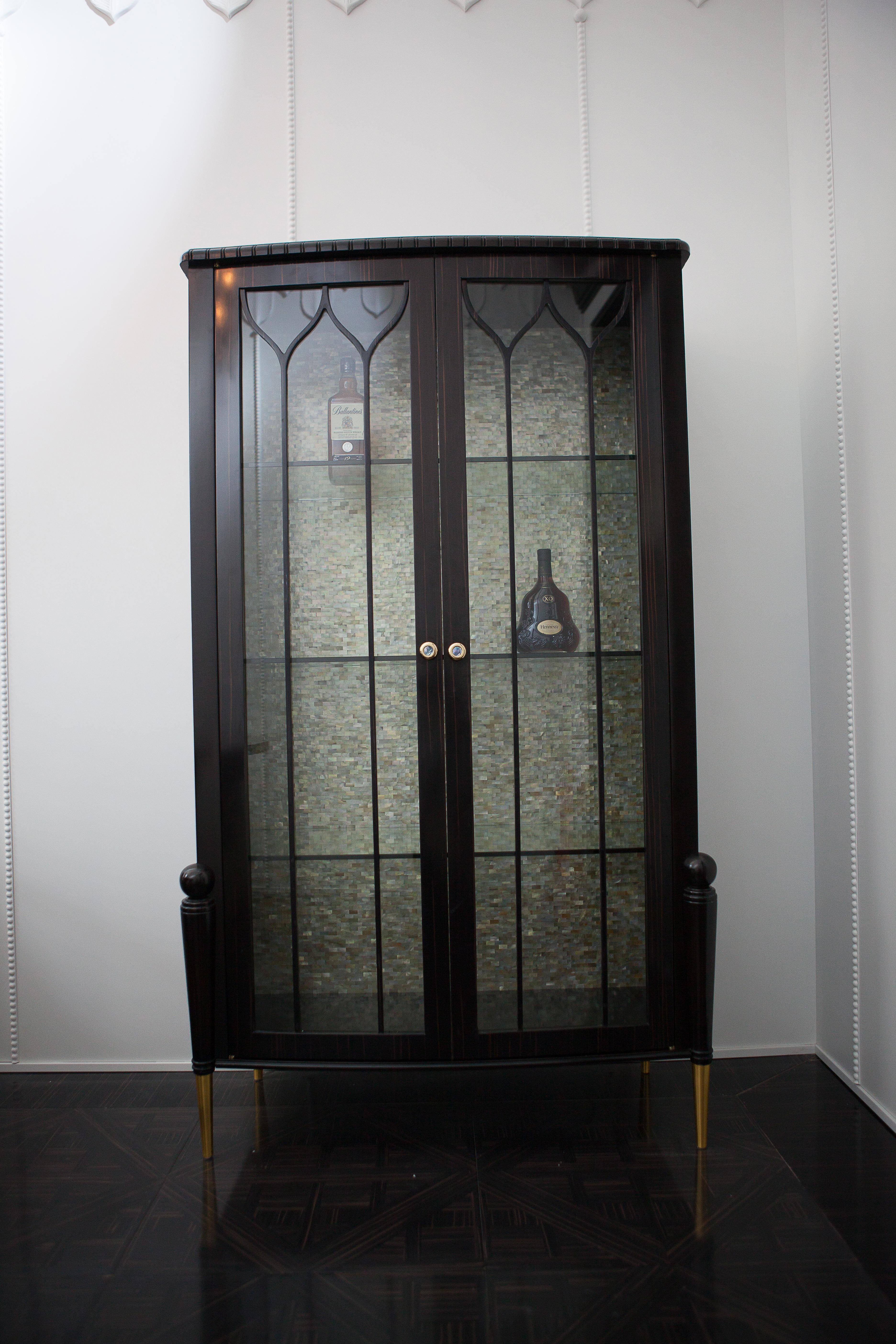 Vitrina neoclassica in Wood Ebony con decorazione interna in mosaico di madreperla
Ti presentiamo la splendida Vetrine, una vetrina su misura perfetta per esporre i tuoi oggetti più preziosi. Realizzato in legno massiccio con un'elegante finitura