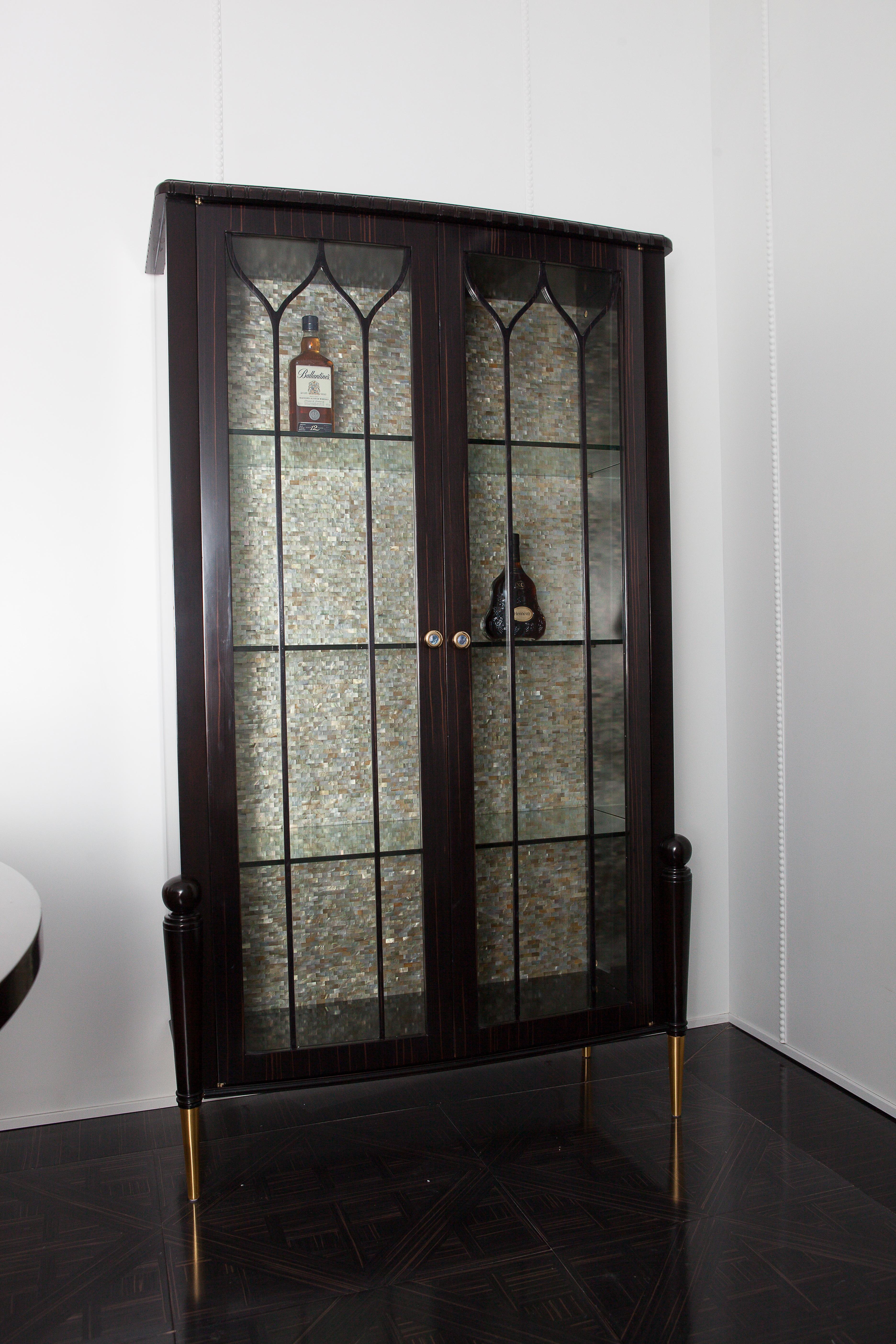 Neoclassico Vitrina neoclassica in Wood Ebony con decorazione interna in mosaico di madreperla in vendita