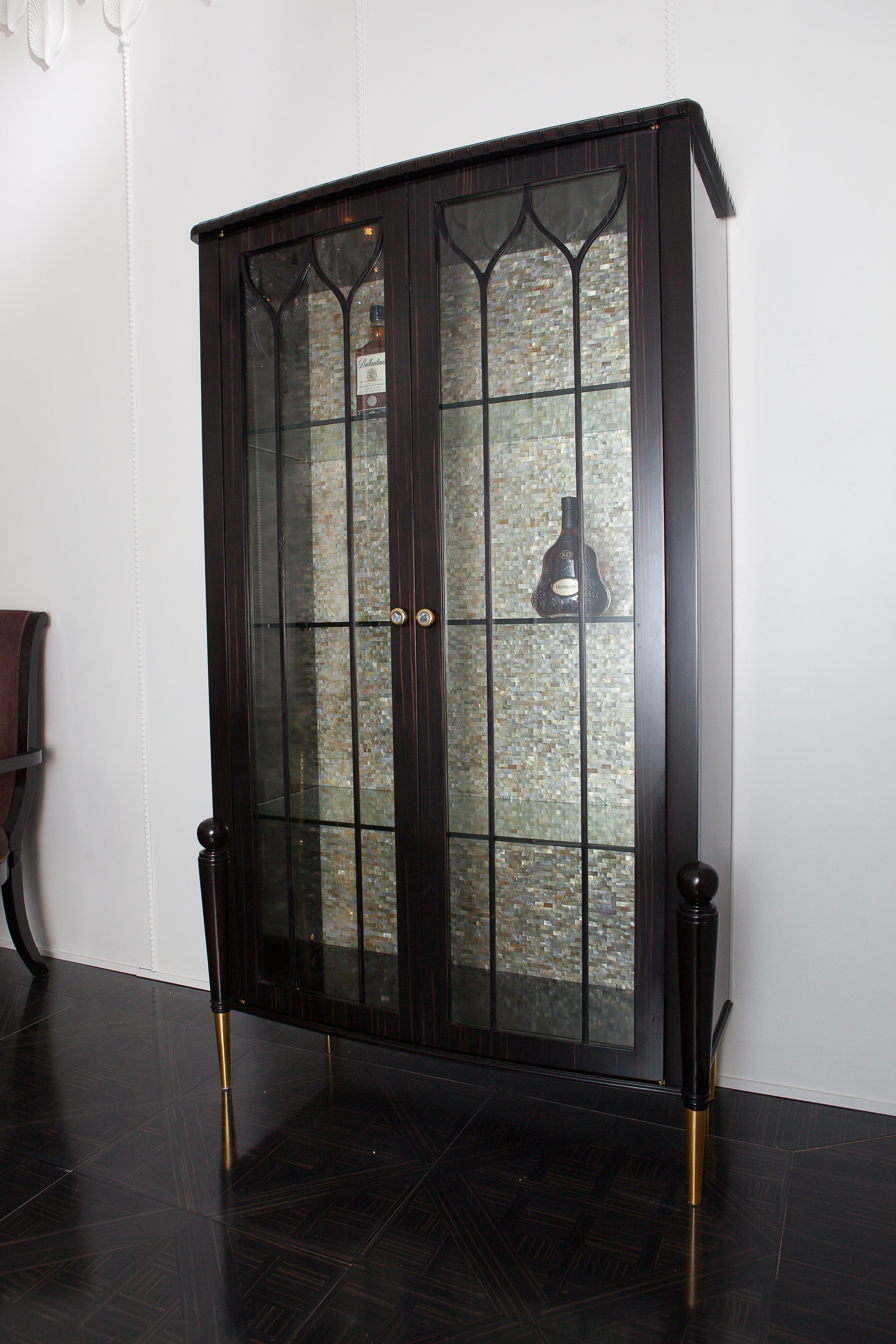 Hong Kong Vitrina neoclassica in Wood Ebony con decorazione interna in mosaico di madreperla in vendita