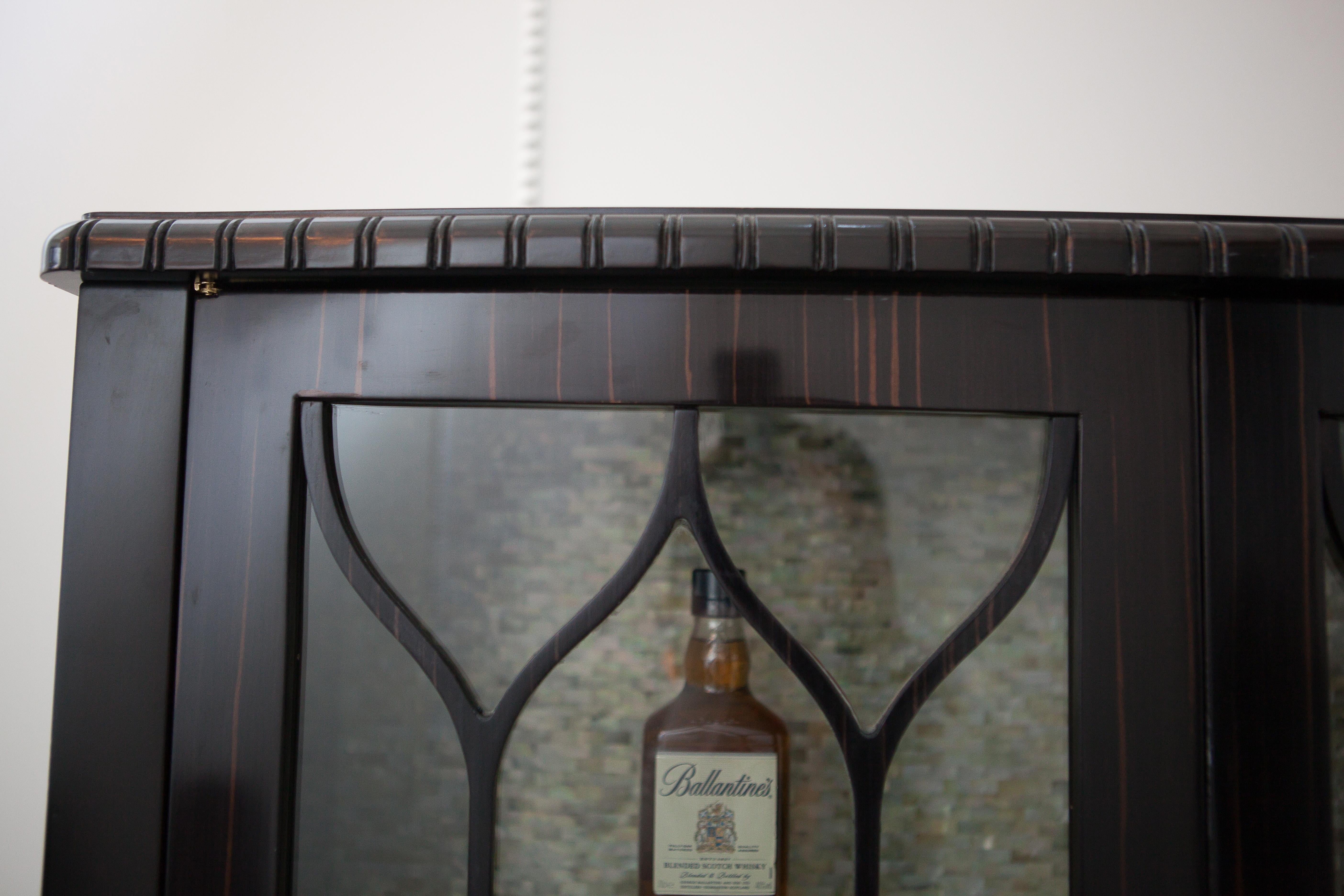 Intagliato a mano Vitrina neoclassica in Wood Ebony con decorazione interna in mosaico di madreperla in vendita