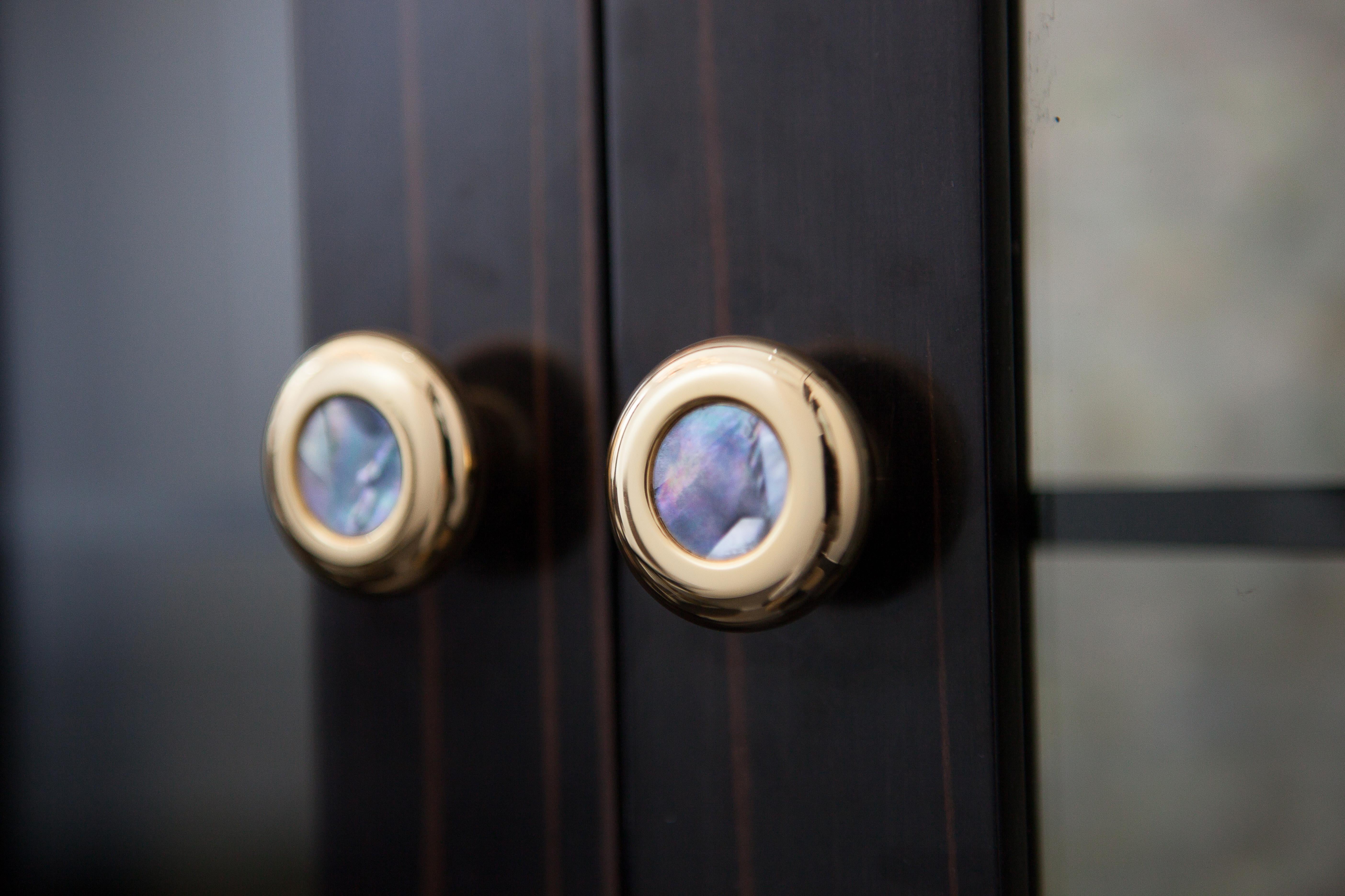 Vitrina neoclassica in Wood Ebony con decorazione interna in mosaico di madreperla In condizioni Nuovo in vendita a Hong Kong, HK
