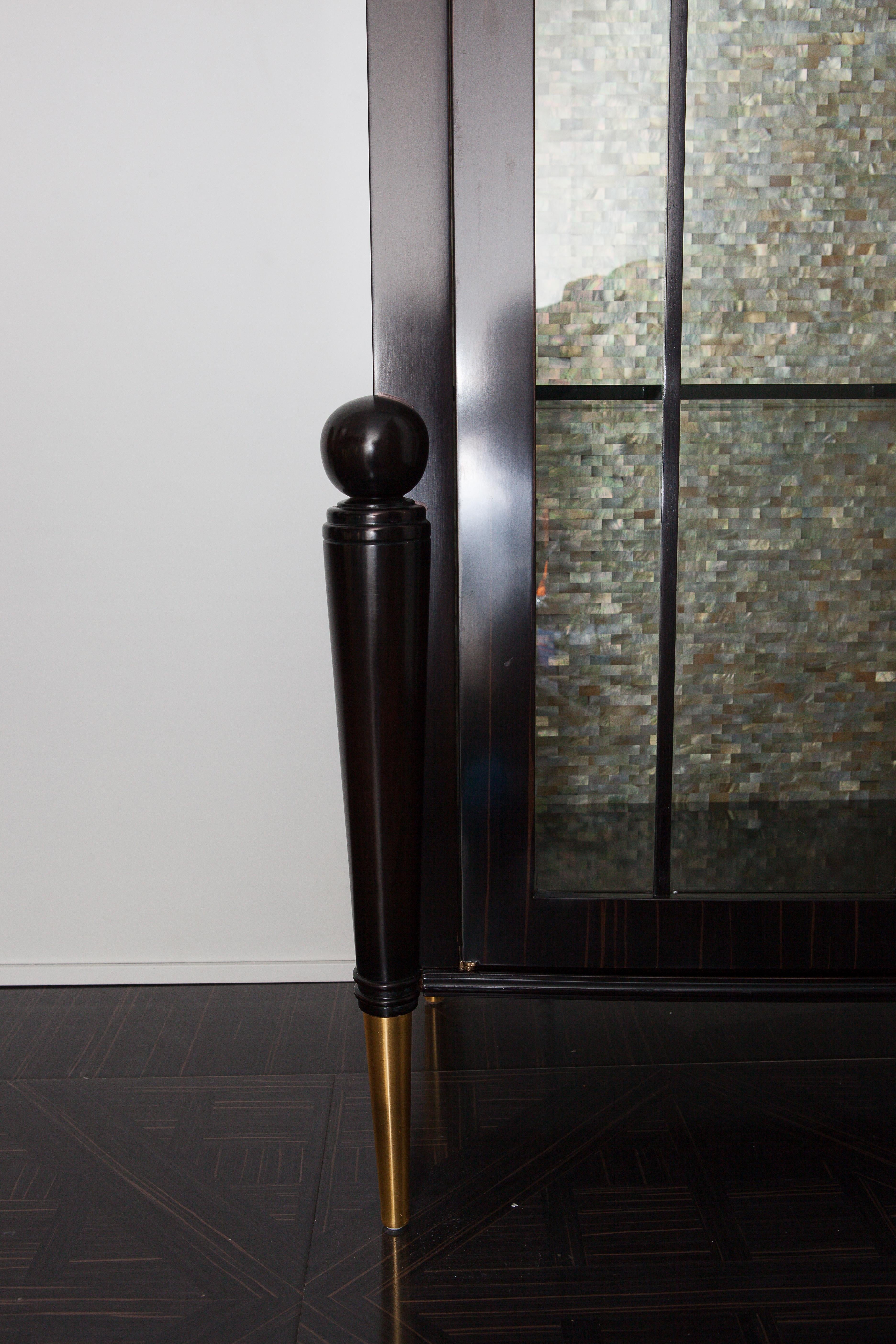 Pearlware Vitrina neoclassica in Wood Ebony con decorazione interna in mosaico di madreperla in vendita