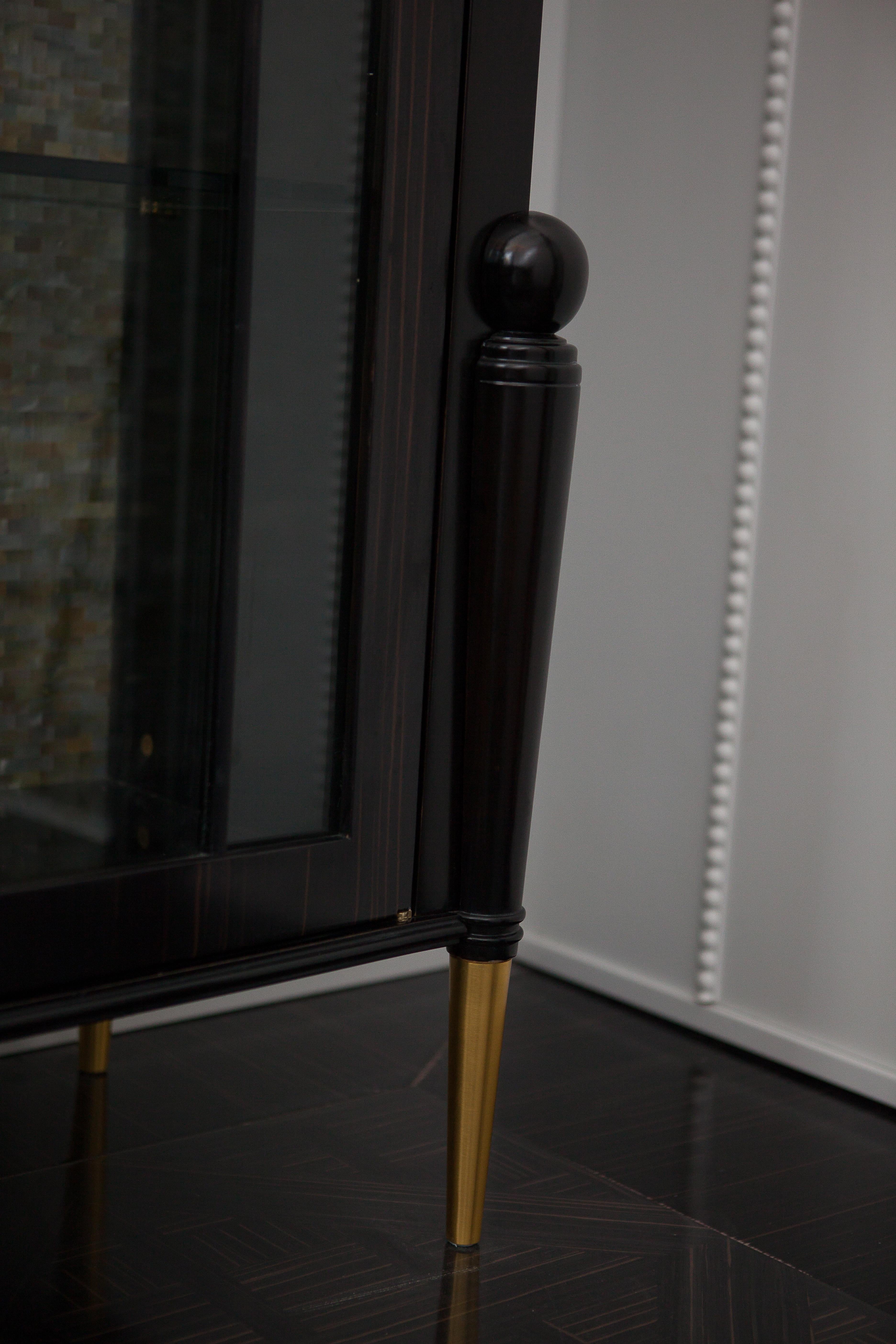 Vitrina neoclassica in Wood Ebony con decorazione interna in mosaico di madreperla in vendita 1