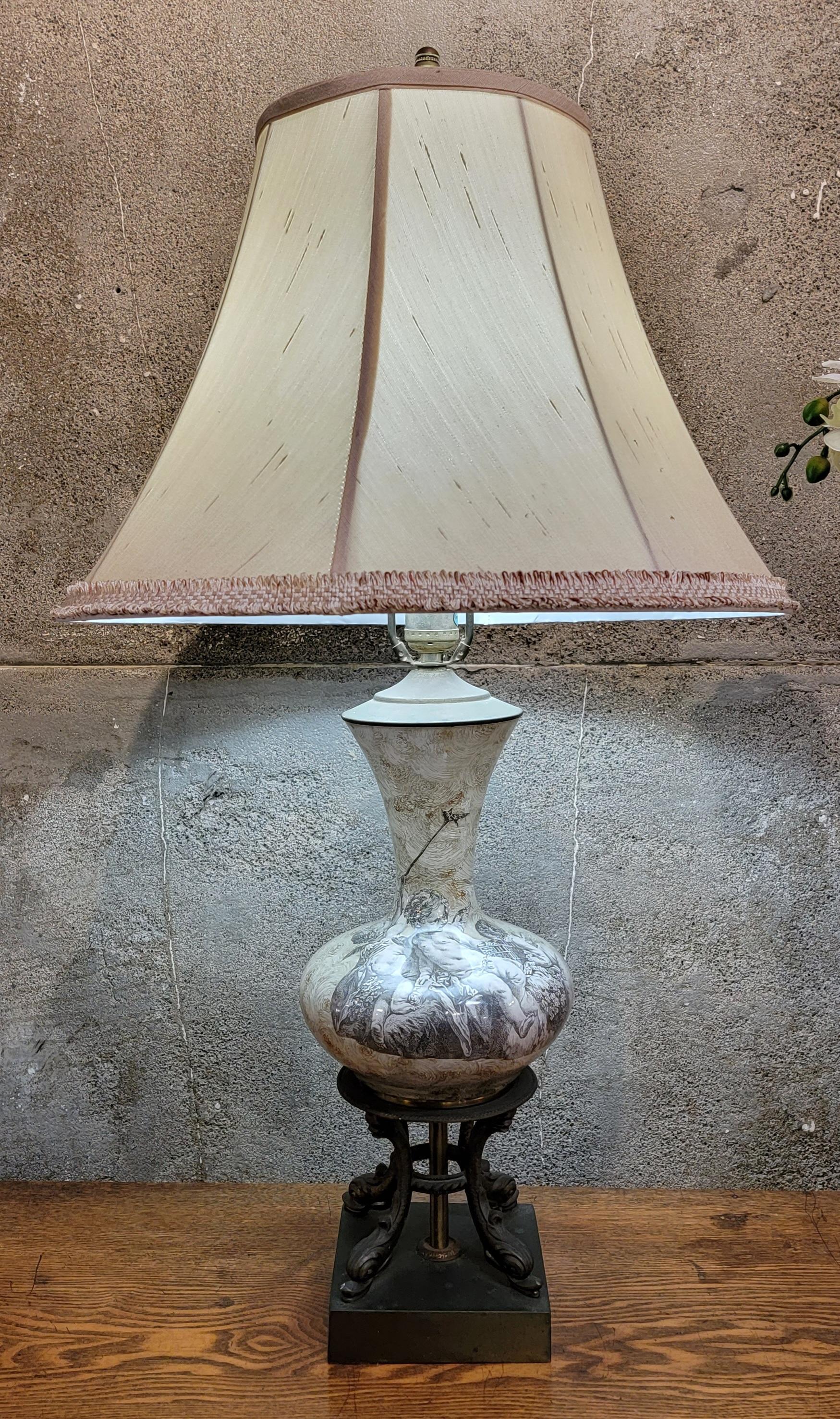 Américain Lampe de bureau néoclassique glomis avec base en forme de chérubin et de porpoise en vente