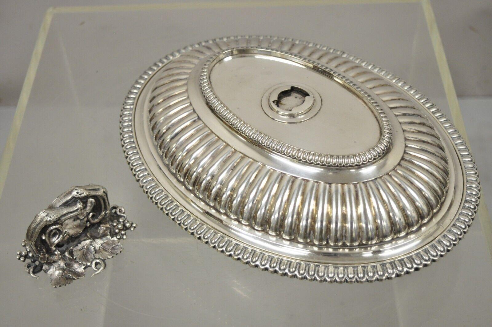 Servierschale im neoklassizistischen Stil von Elkington & Co mit Deckel und Weinrebengriff (20. Jahrhundert) im Angebot