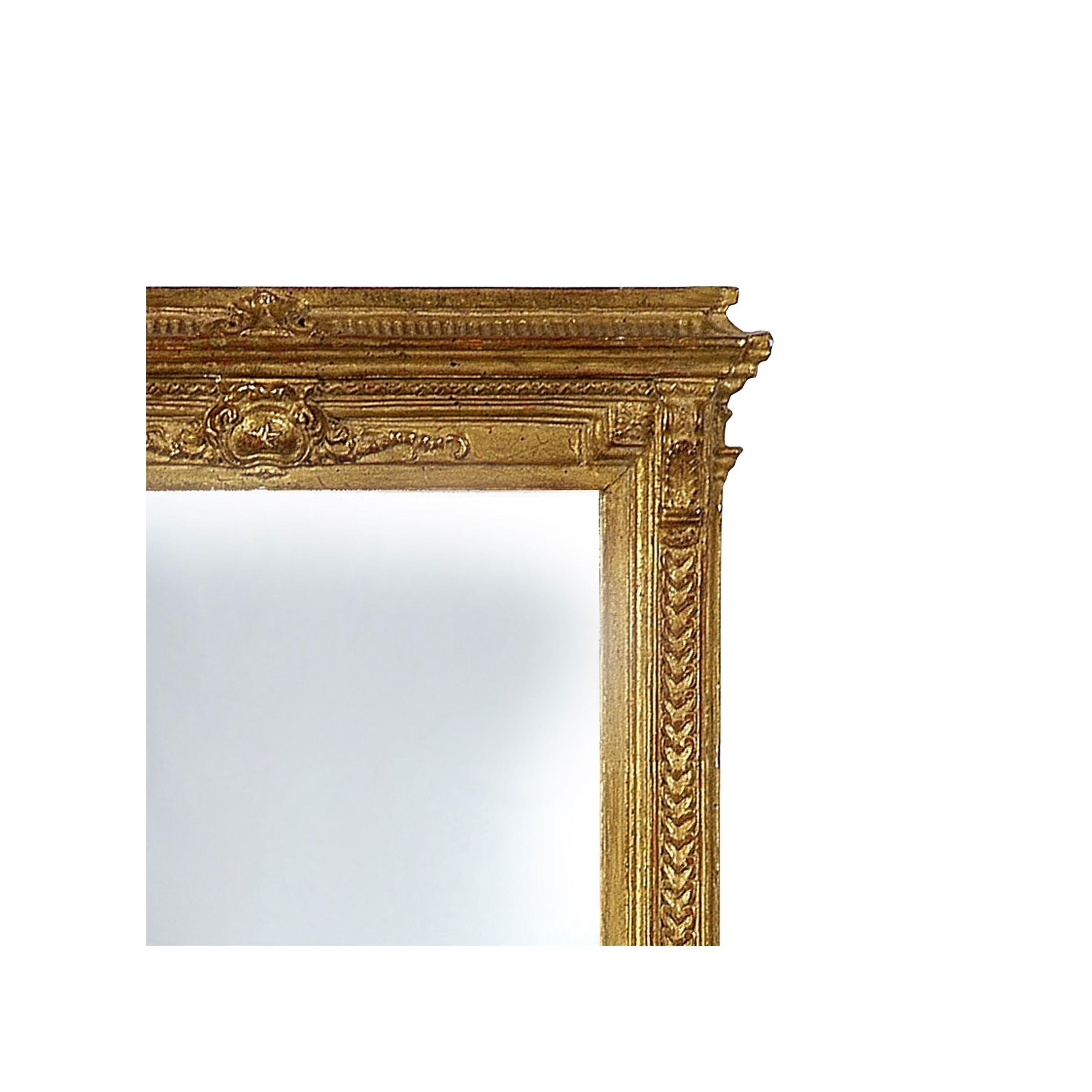 Miroir artisanal de style Empire néoclassique. Structure rectangulaire en bois sculpté à la main avec finition en feuille d'or. Espagne, 1970.