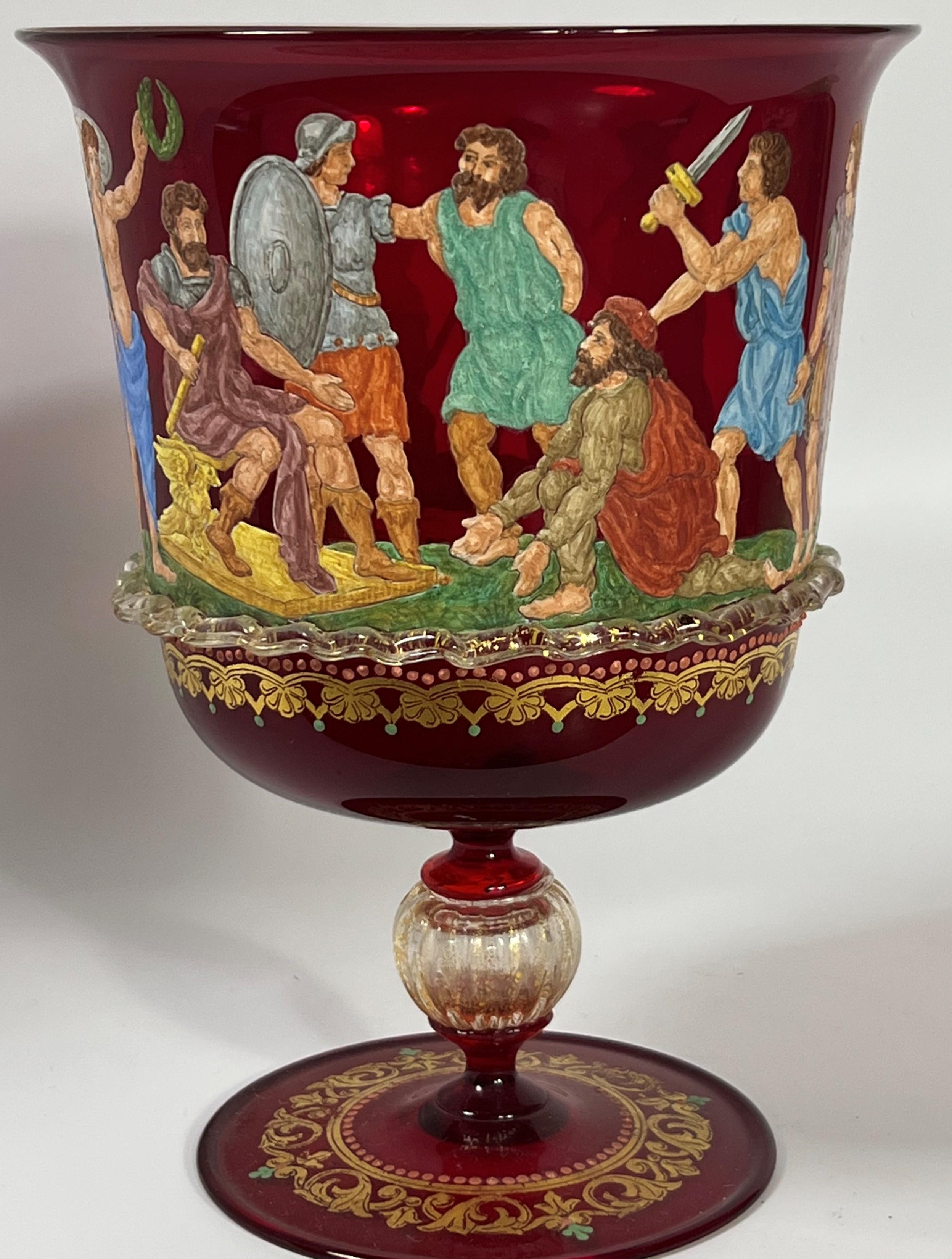 Cáliz neoclásico de Murano esmaltado aventurina rubí mitología guerreros dorado Renacimiento neoclásico en venta