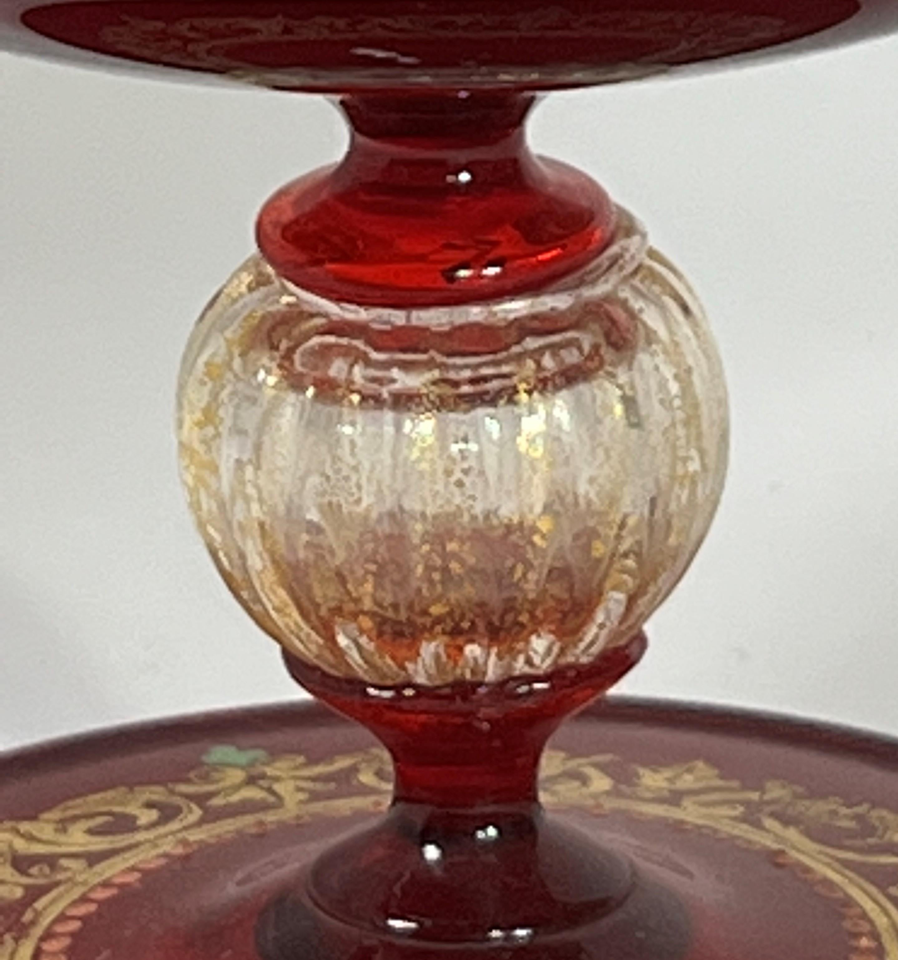 Cáliz neoclásico de Murano esmaltado aventurina rubí mitología guerreros dorado Italiano en venta
