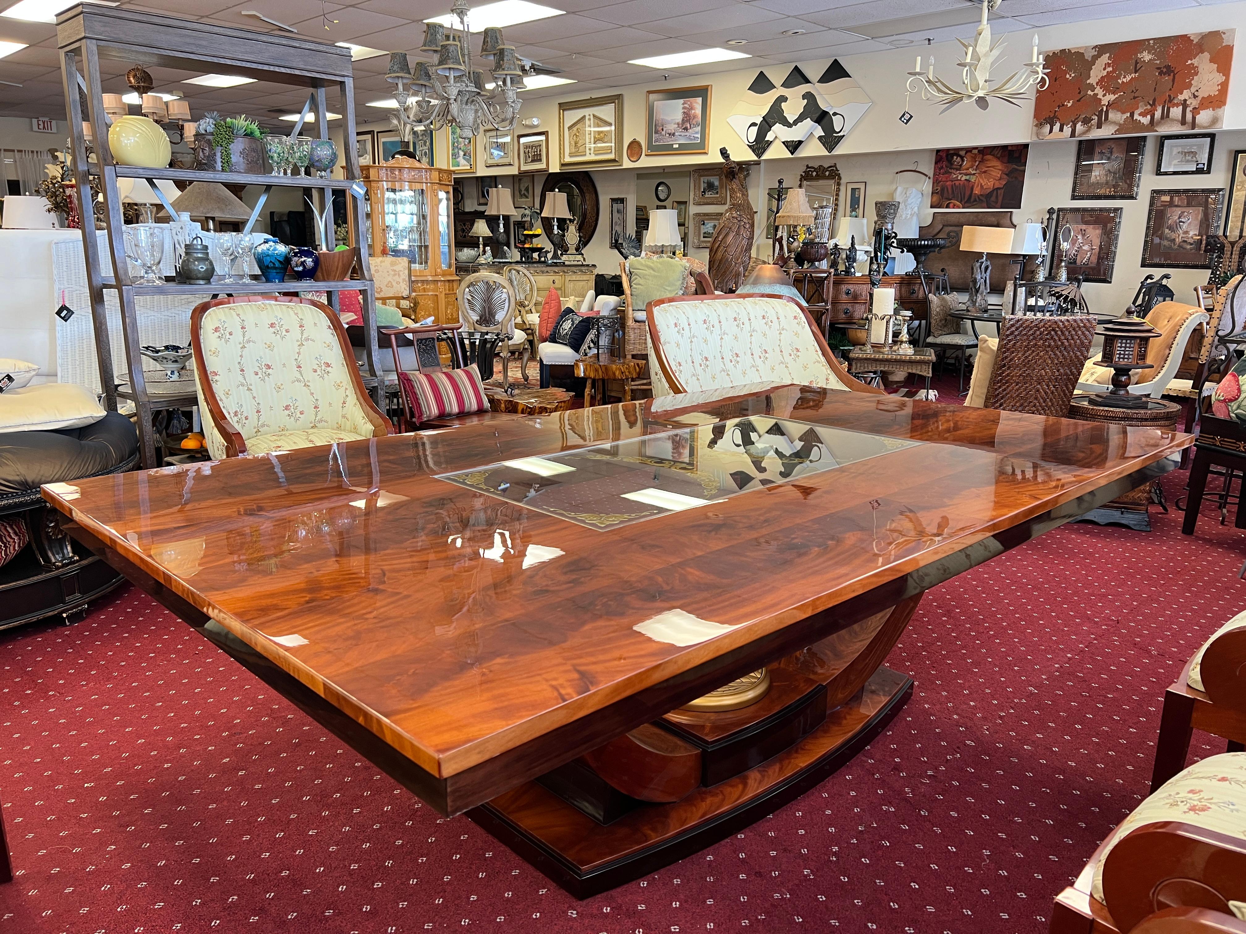 English Art Deco Flame Mahogany Veneer Dining Table In Good Condition For Sale In Palm Beach Gardens, FL
