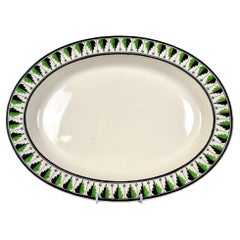 Plat ovale néoclassique en Creamware anglais Bordure de feuilles vertes et noires Ca. 1820 Plat ovale néoclassique en Creamware anglais Bordure de feuilles vertes et noires Ca. 1820