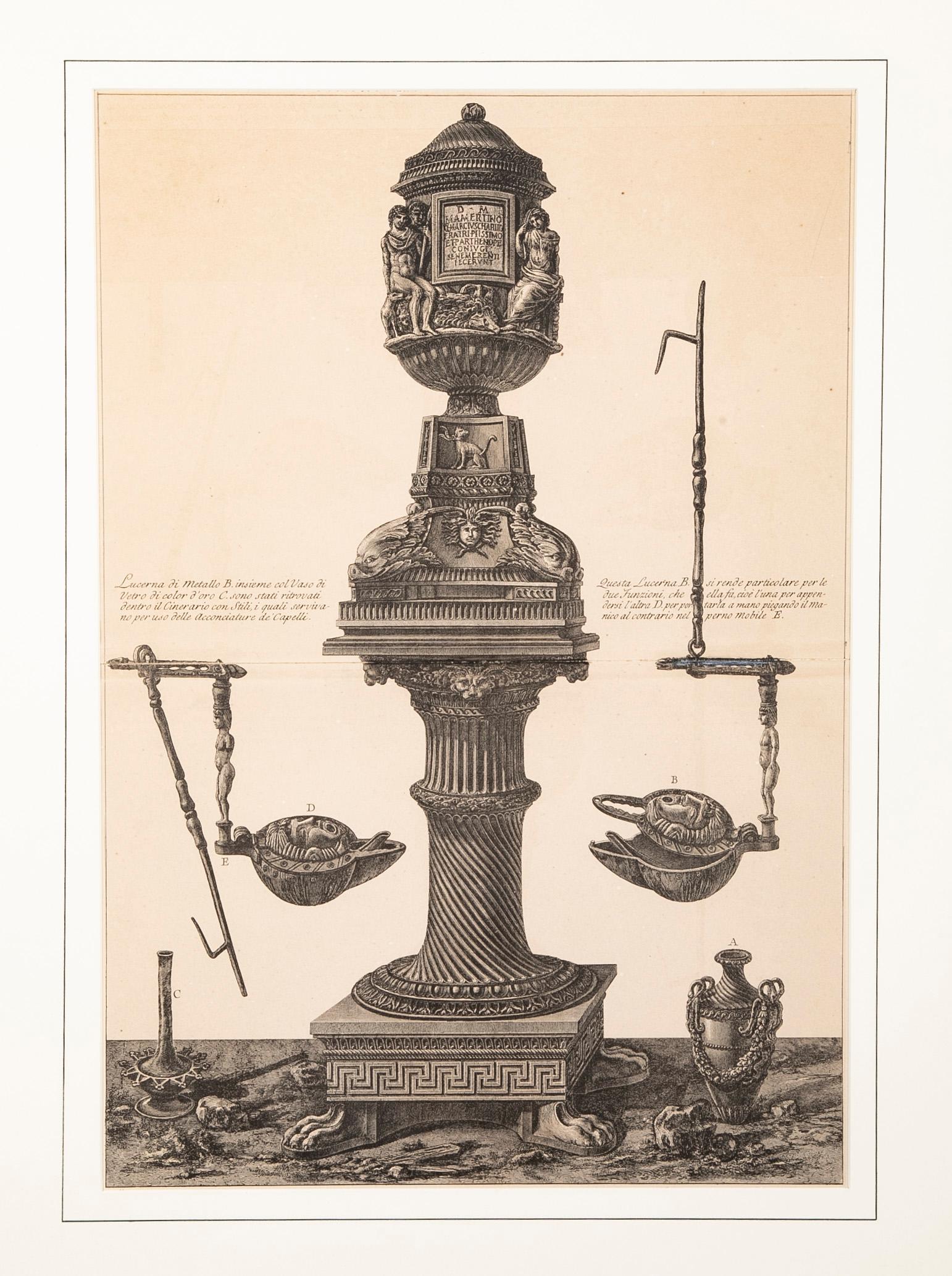 Neoklassizistische Radierung von drei antiken römischen Urnen auf Sockel, zwei Öllampen und einer Vase von Giovanni Battista Piranesi (1720-1778), die ursprünglich 1778 unter dem Titel 