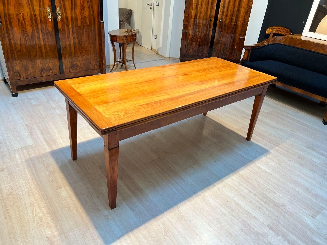 Biedermeier Early 19th Century French Expandable Dining Table, Cherry Wood and Chestnut For Sale