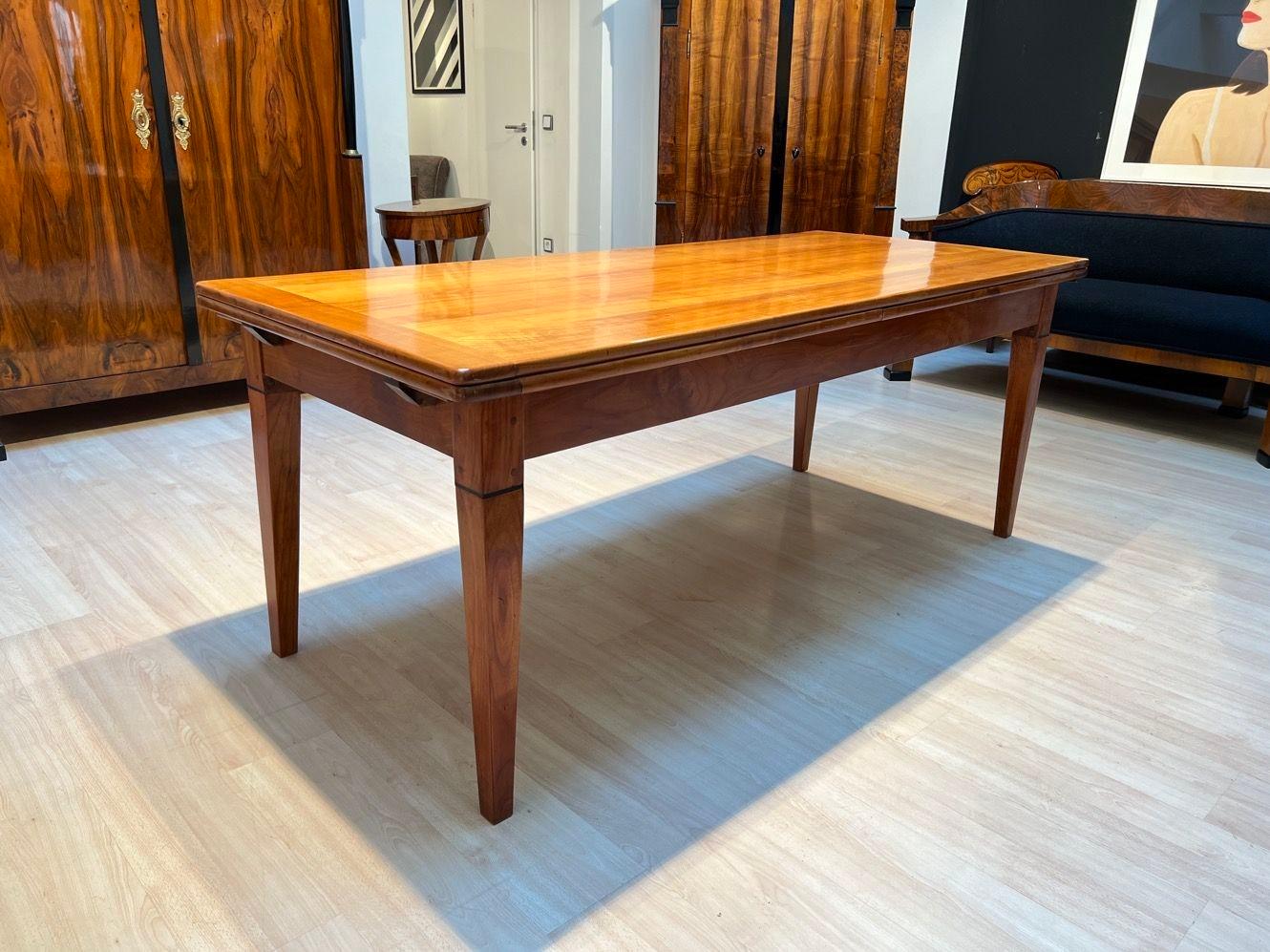 Polished Early 19th Century French Expandable Dining Table, Cherry Wood and Chestnut For Sale