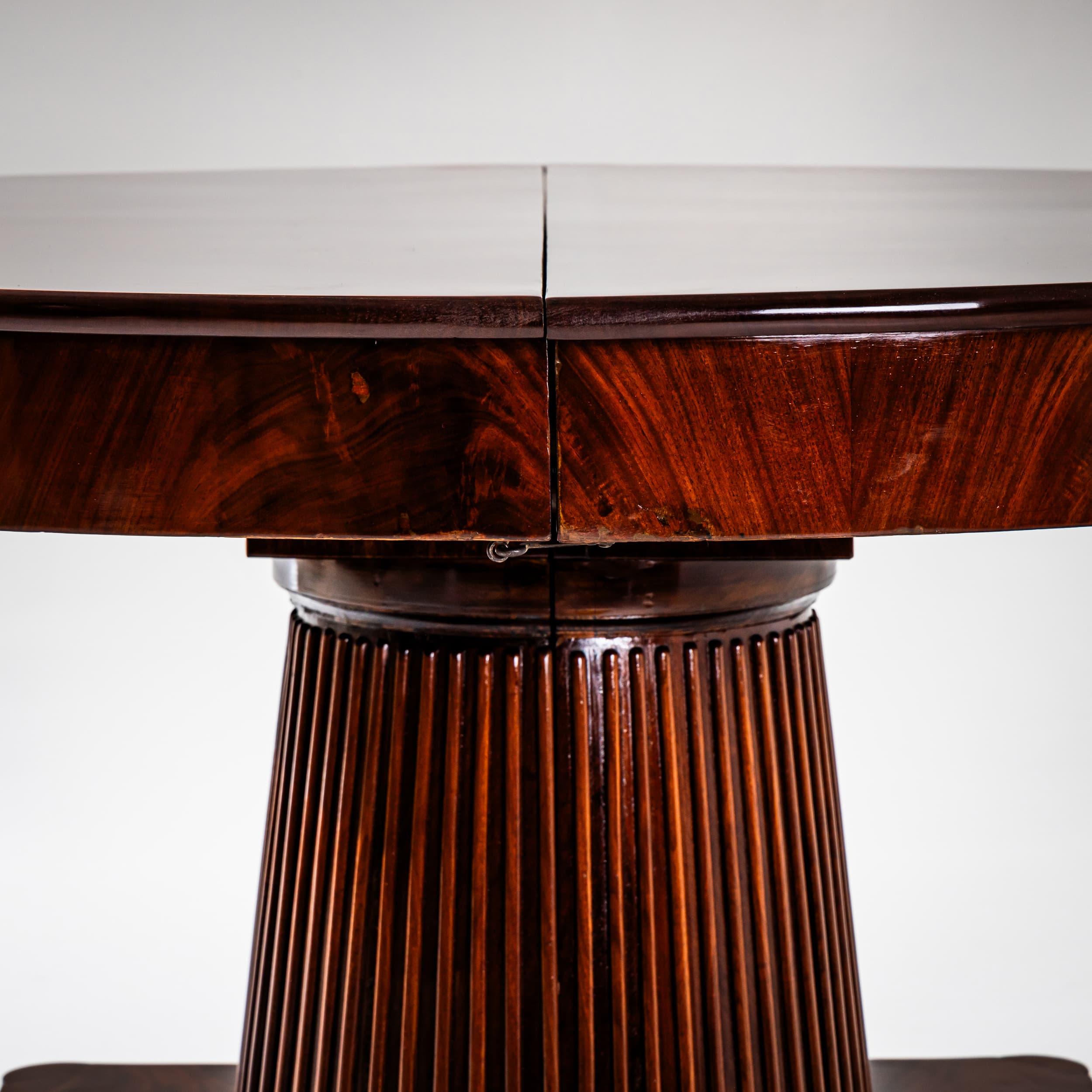 Neoclassical Extending Table in Mahogany, circa 1820 For Sale 4