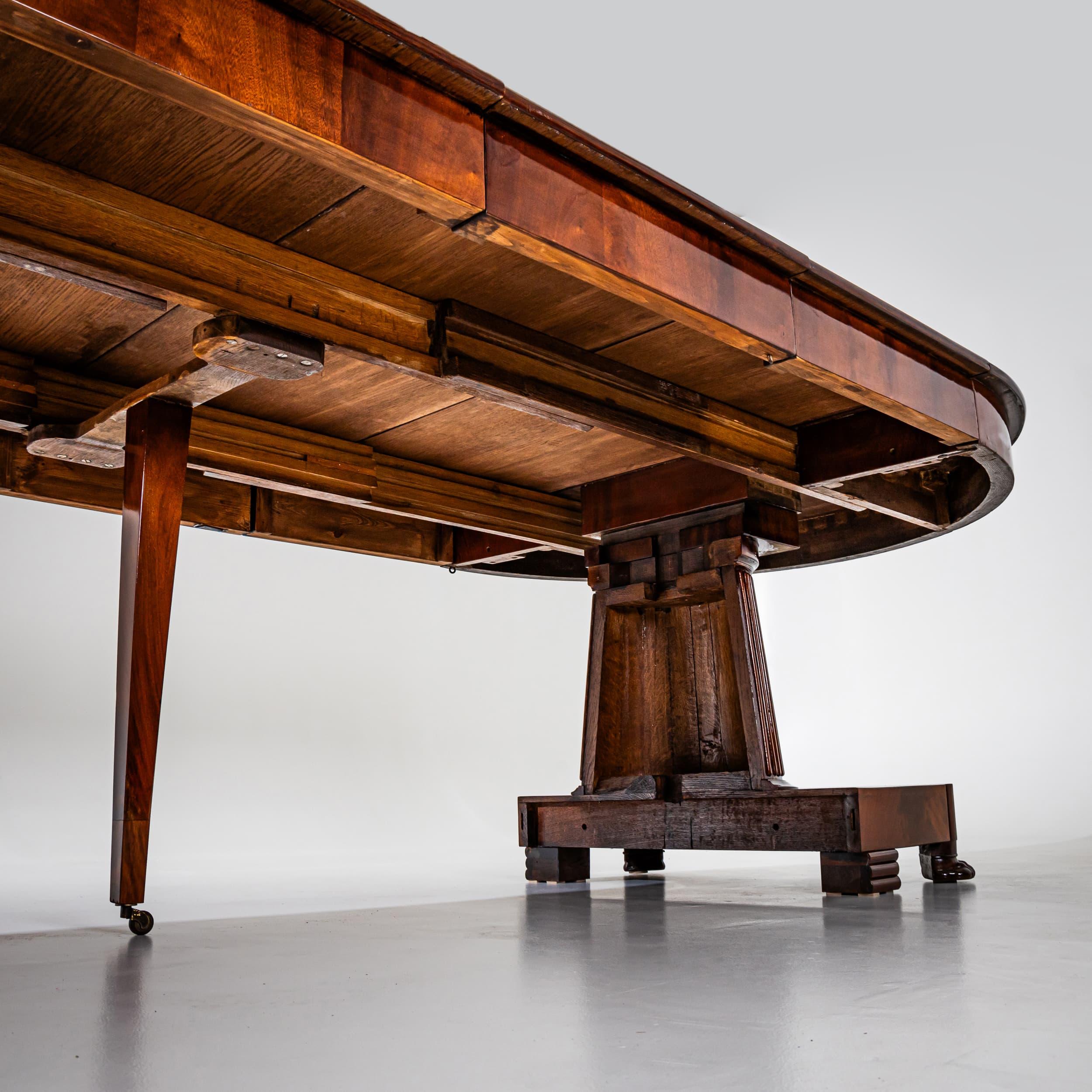 Neoclassical Extending Table in Mahogany, circa 1820 For Sale 5