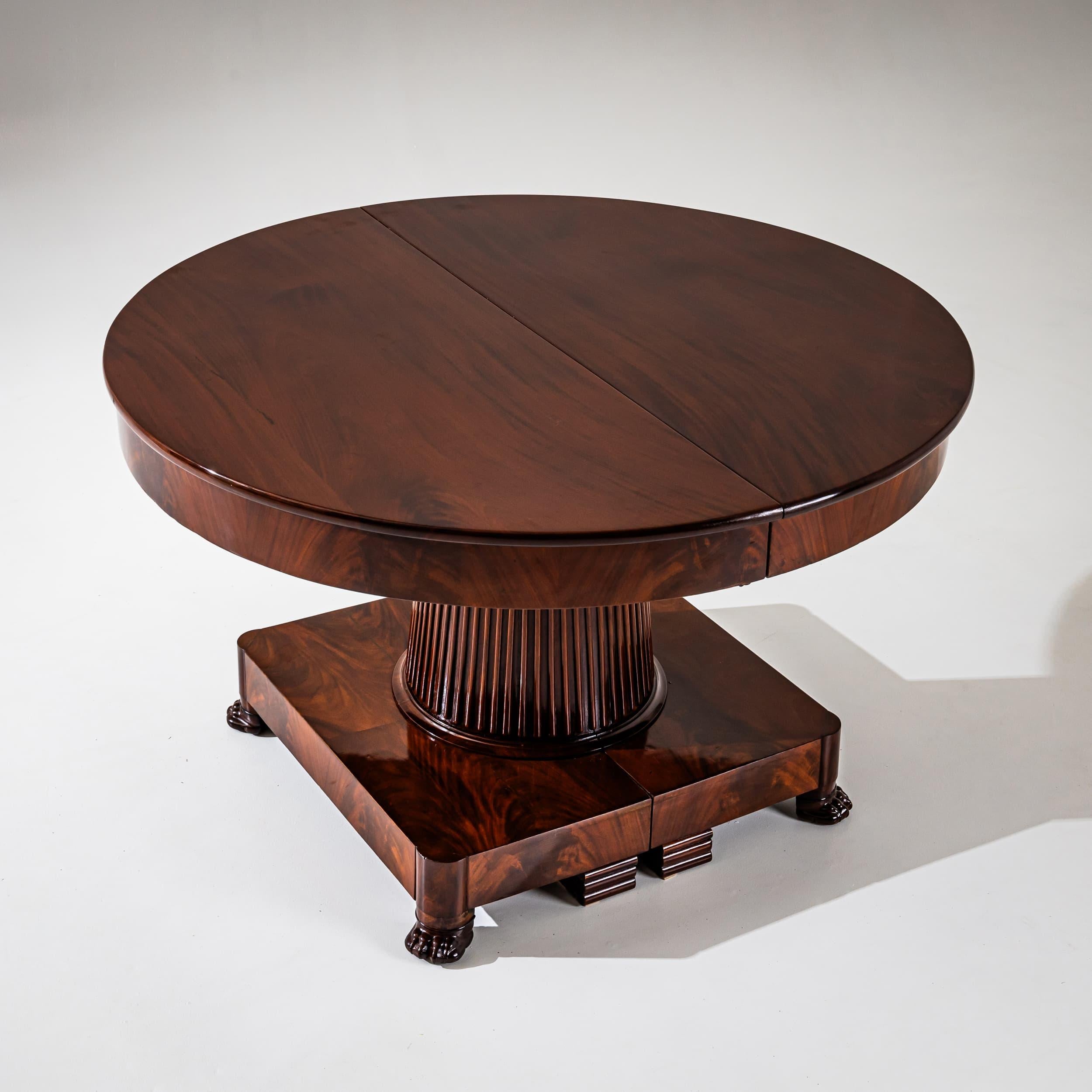 German Neoclassical Extending Table in Mahogany, circa 1820 For Sale