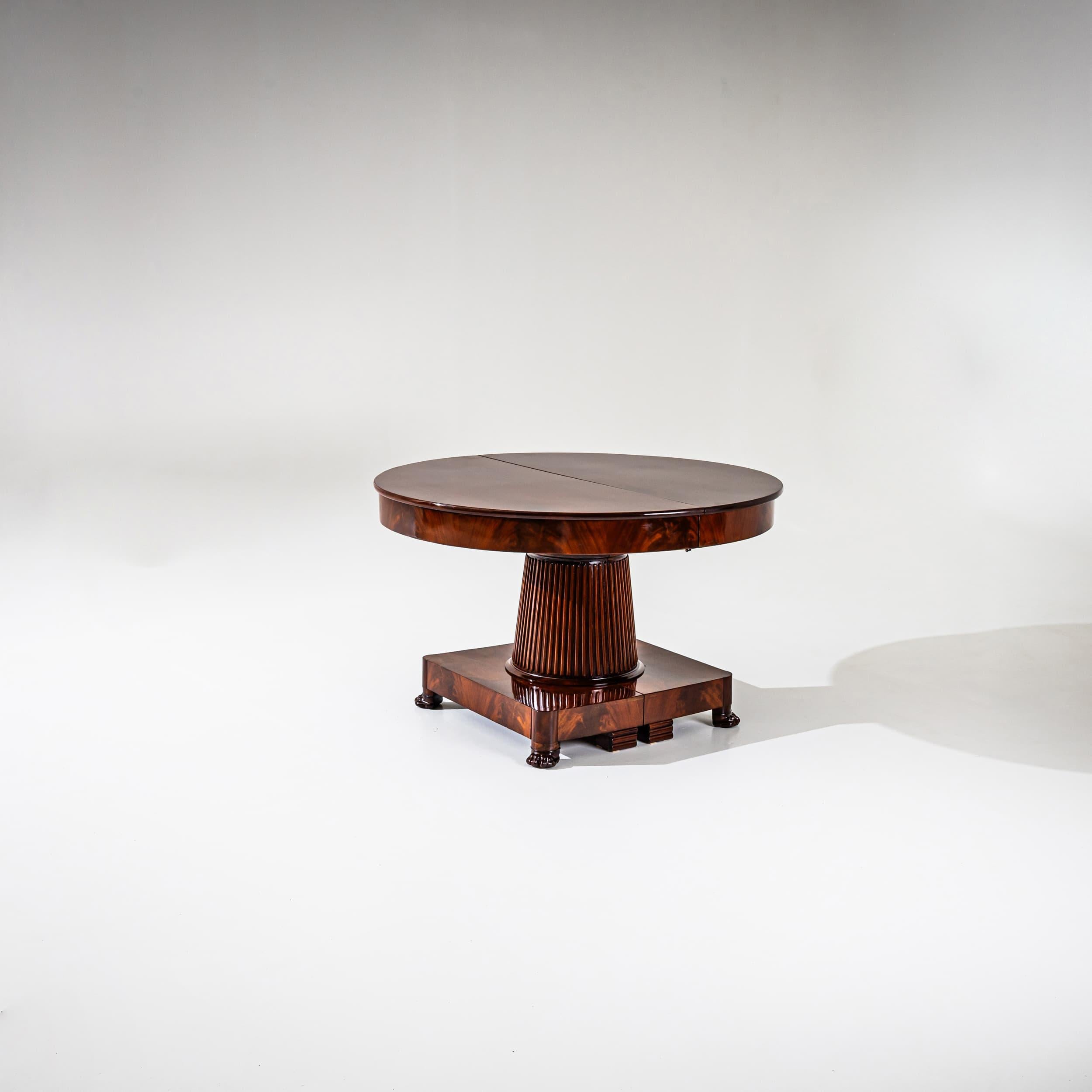 Polished Neoclassical Extending Table in Mahogany, circa 1820 For Sale