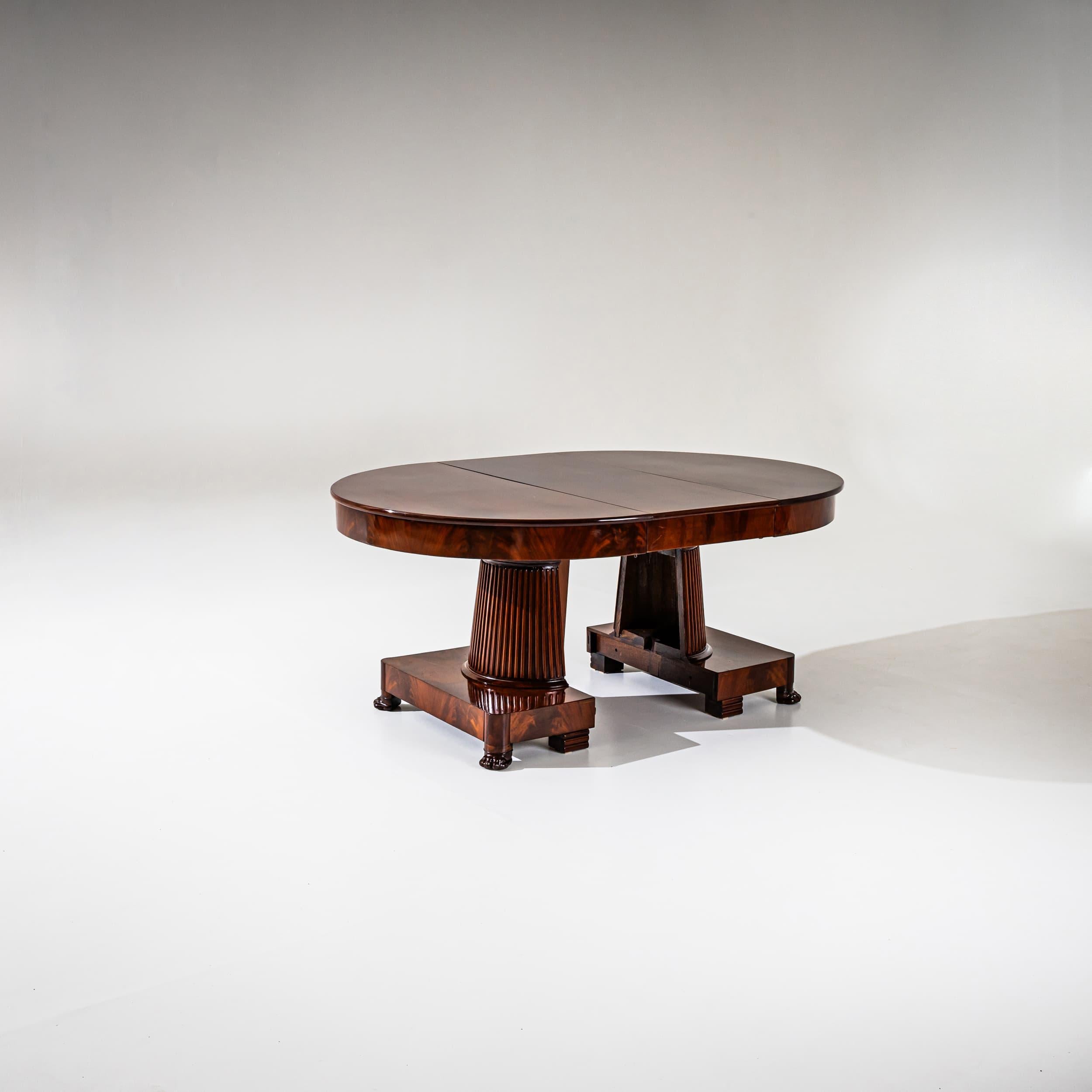 Neoclassical Extending Table in Mahogany, circa 1820 In Good Condition For Sale In Greding, DE
