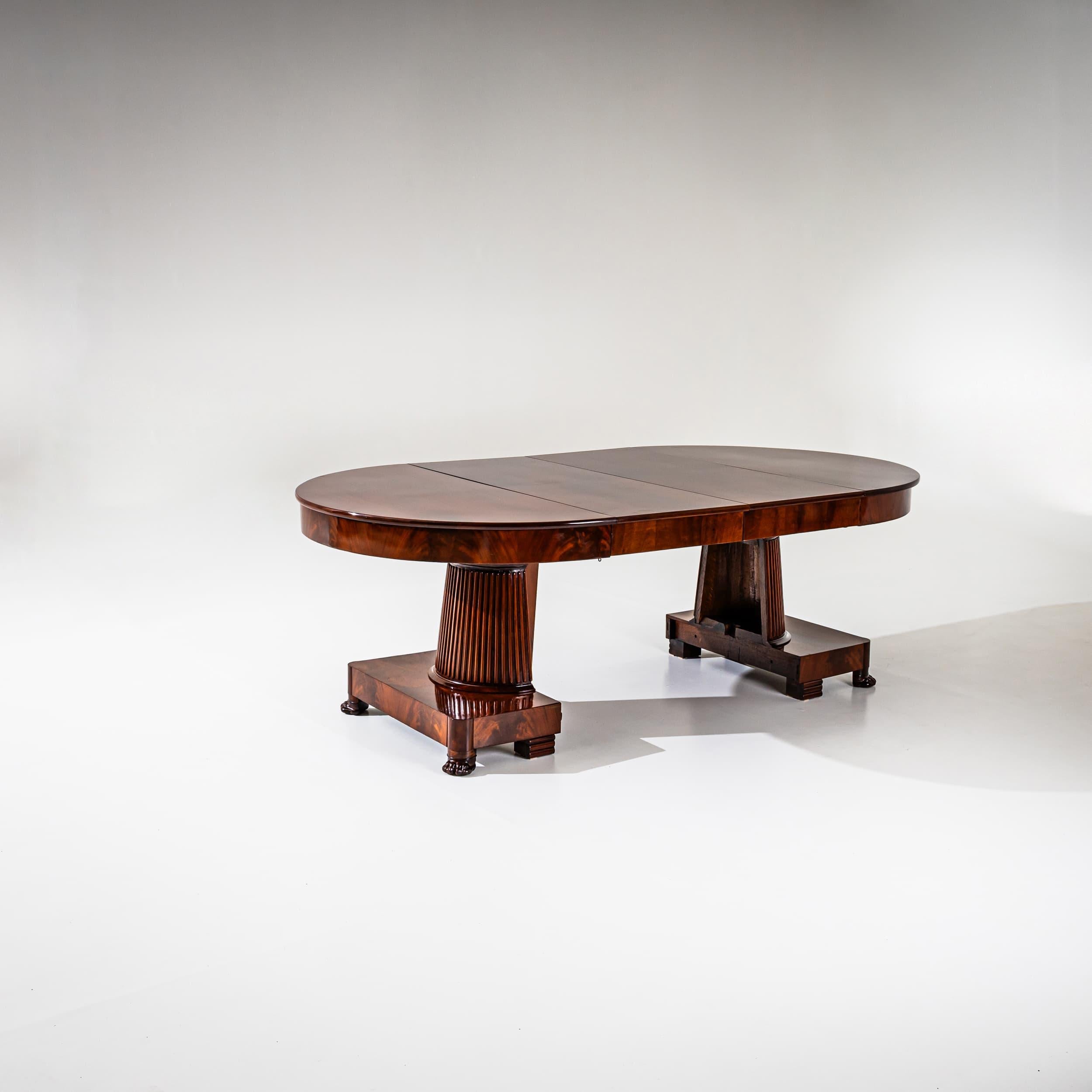 Early 19th Century Neoclassical Extending Table in Mahogany, circa 1820 For Sale
