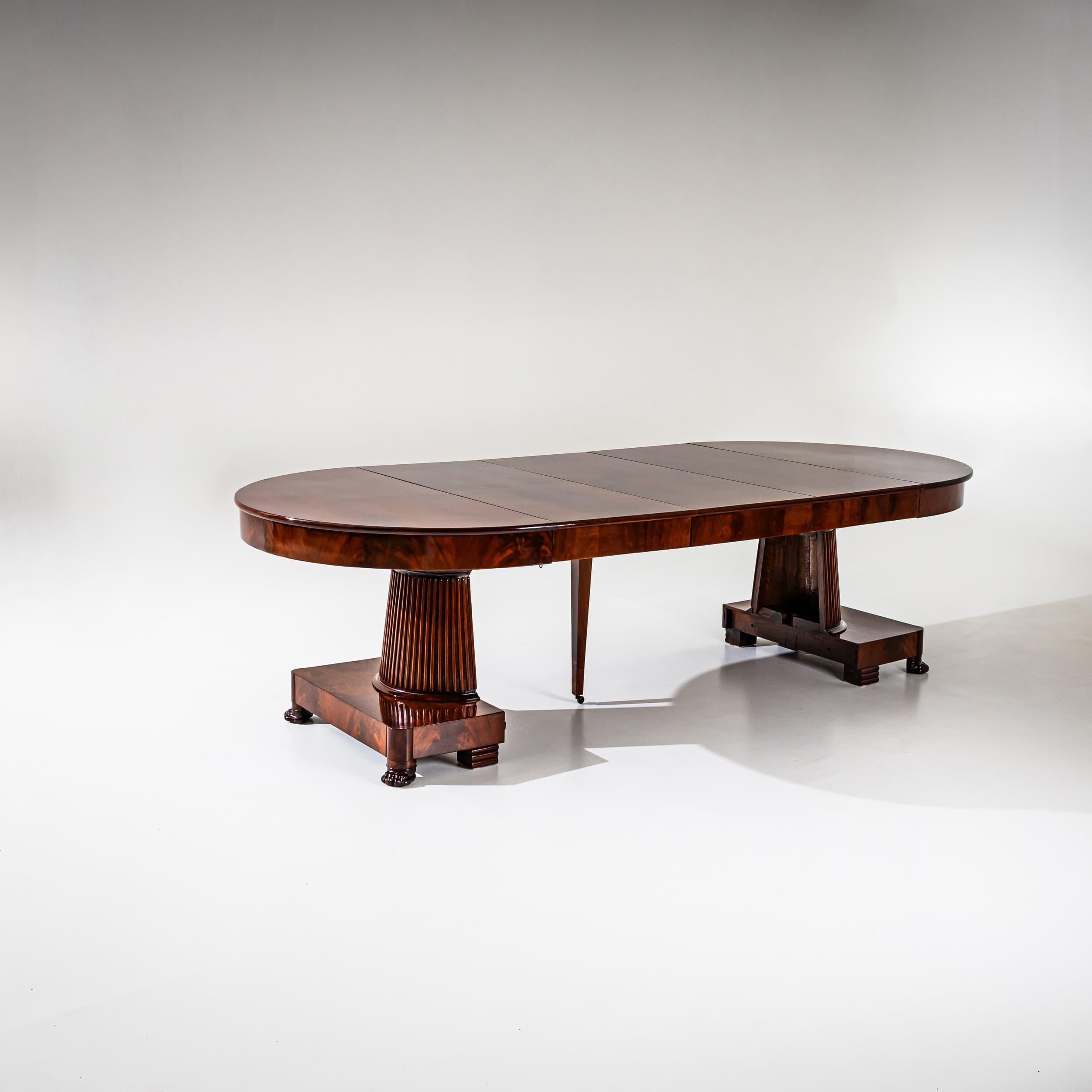 Neoclassical Extending Table in Mahogany, circa 1820 For Sale 1