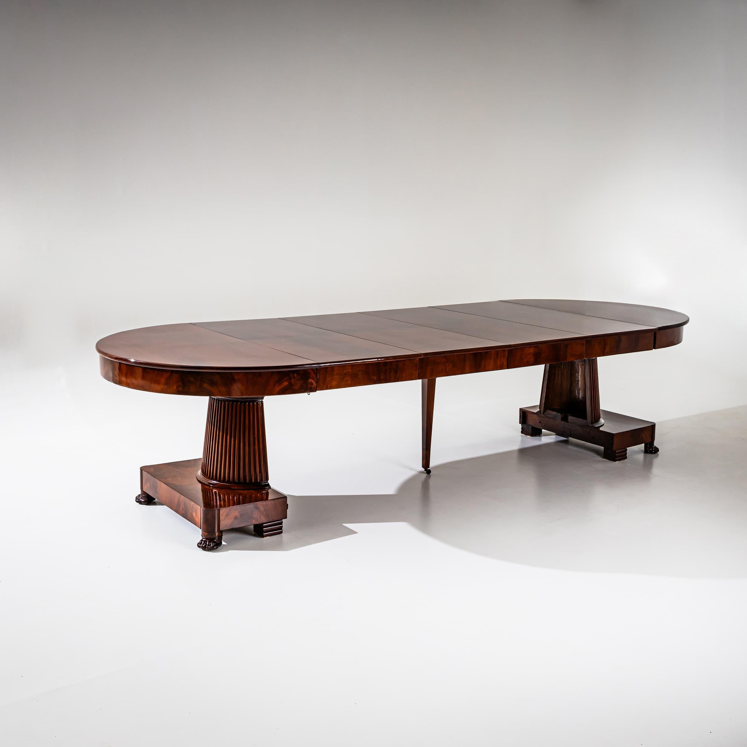 Neoclassical Extending Table in Mahogany, circa 1820 For Sale 2