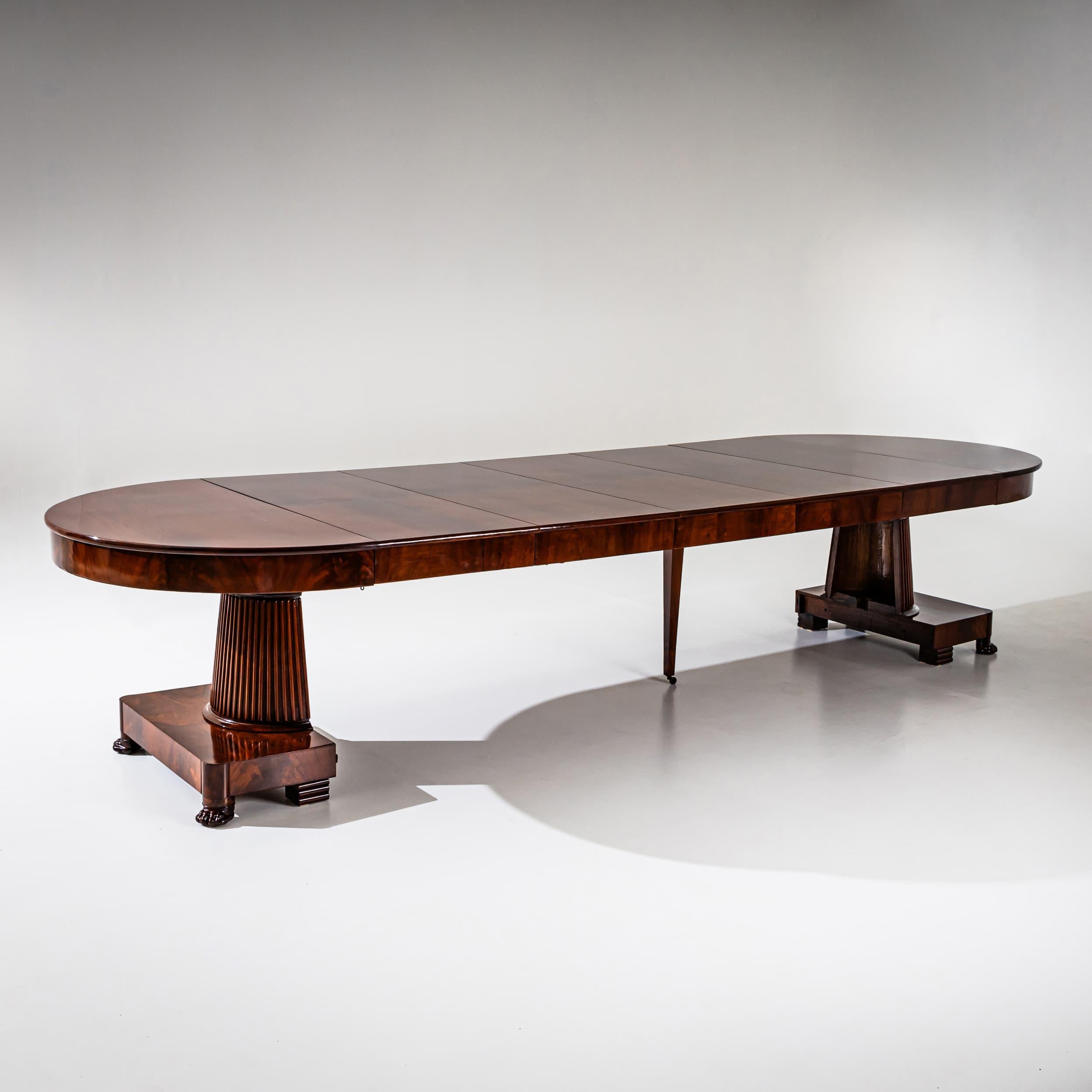 Neoclassical Extending Table in Mahogany, circa 1820 For Sale 3