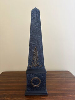 Neoklassischer Obelisk aus Kunstmarmor mit Messingbeschlägen