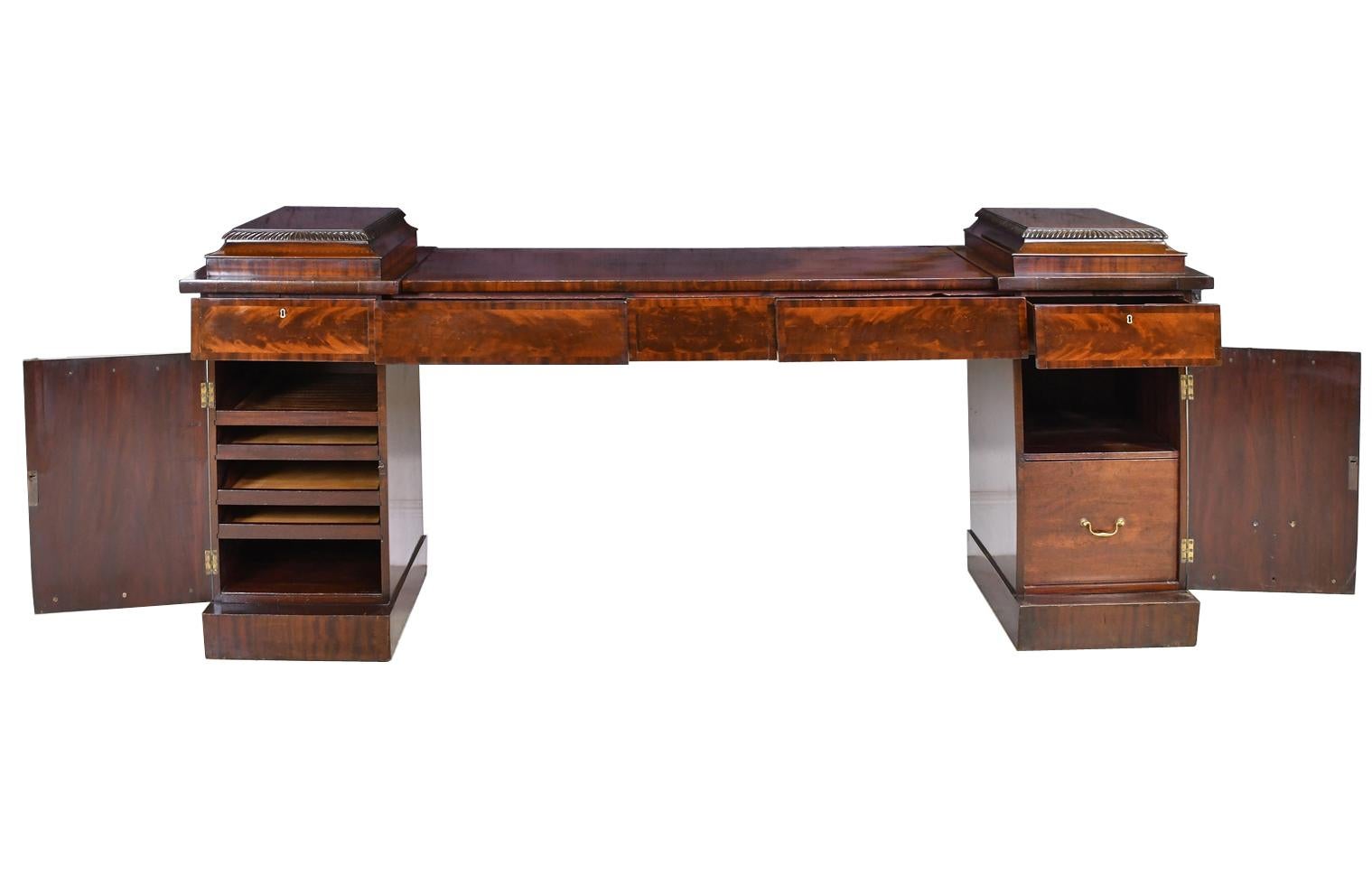Neoclassical Federal Pedestal Sideboard in Mahogany, circa 1815 In Good Condition For Sale In Miami, FL