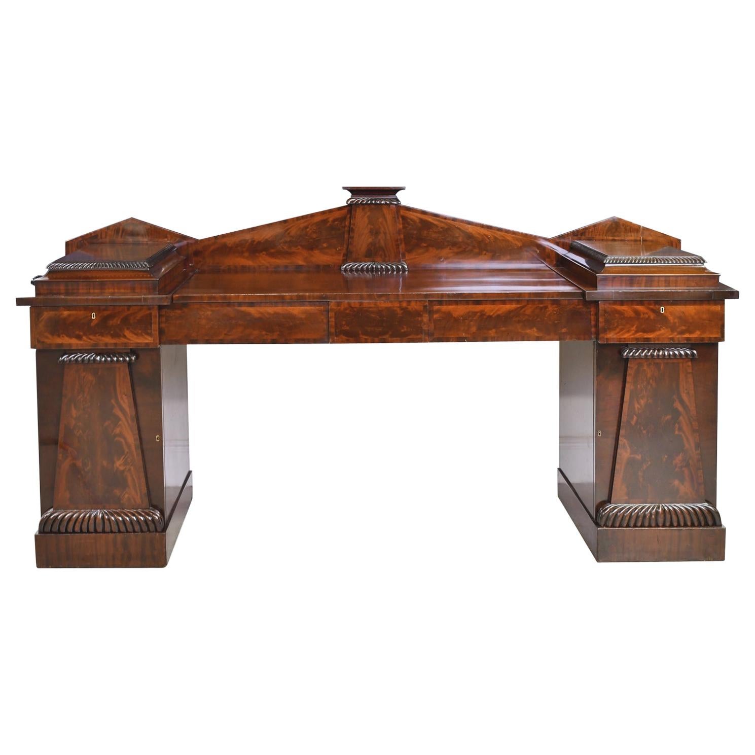 Aparador neoclásico federal de pedestal en caoba, hacia 1815