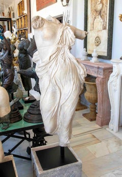 Sculpture néoclassique de torse féminin en résine inspirée de la Vénus de Samothrace