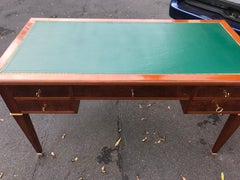 Neoklassizistischer Fench Art Deco Schreibtisch, Bronzefüße, Messingstreifen, um 1925