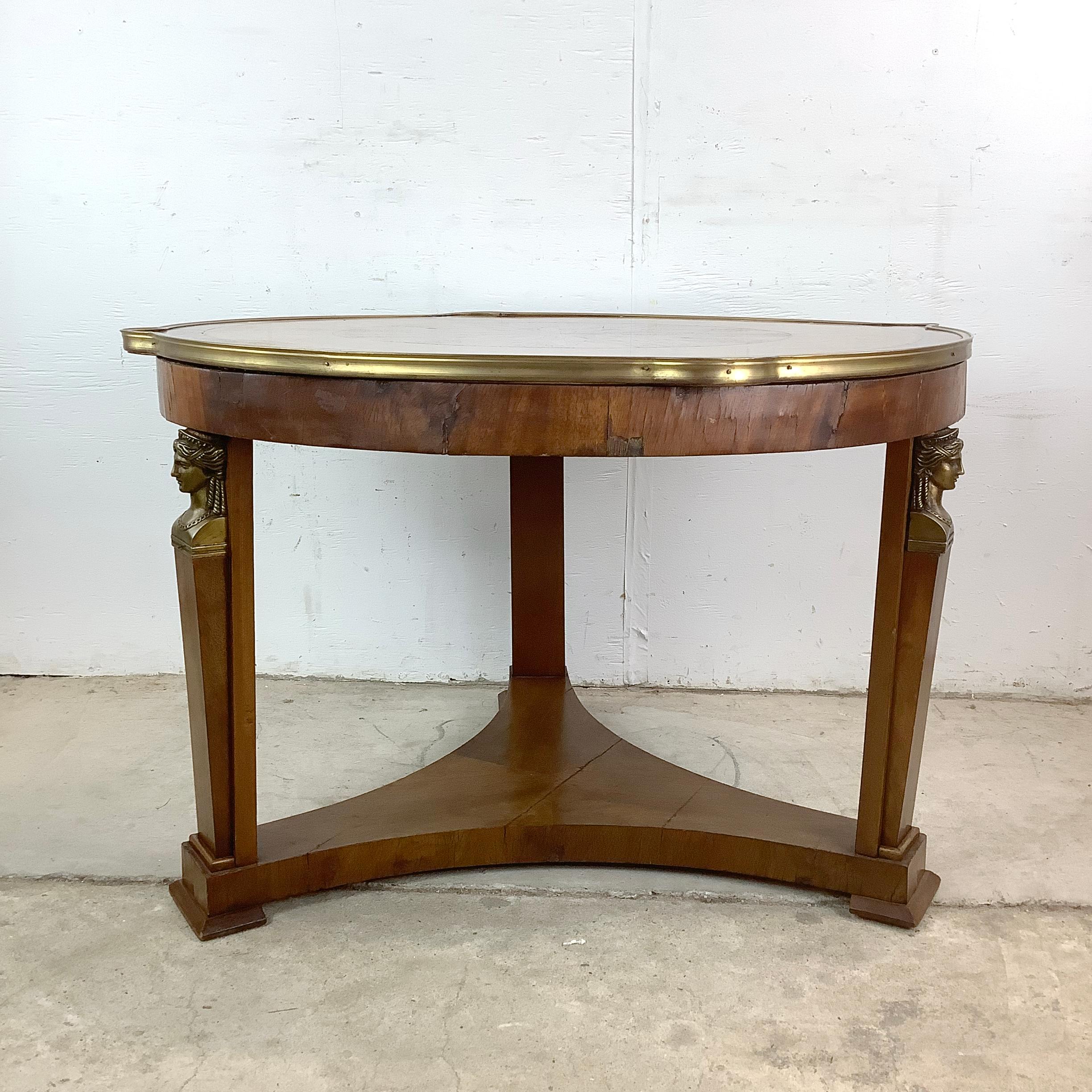 Evocando el encanto señorial de la Europa del siglo XIX, esta mesa gueridón Biedermeier capta la esencia del diseño neoclásico e imperio. Su parte superior circular se alza sobre una base de un solo pedestal, que culmina en tres robustos pies para