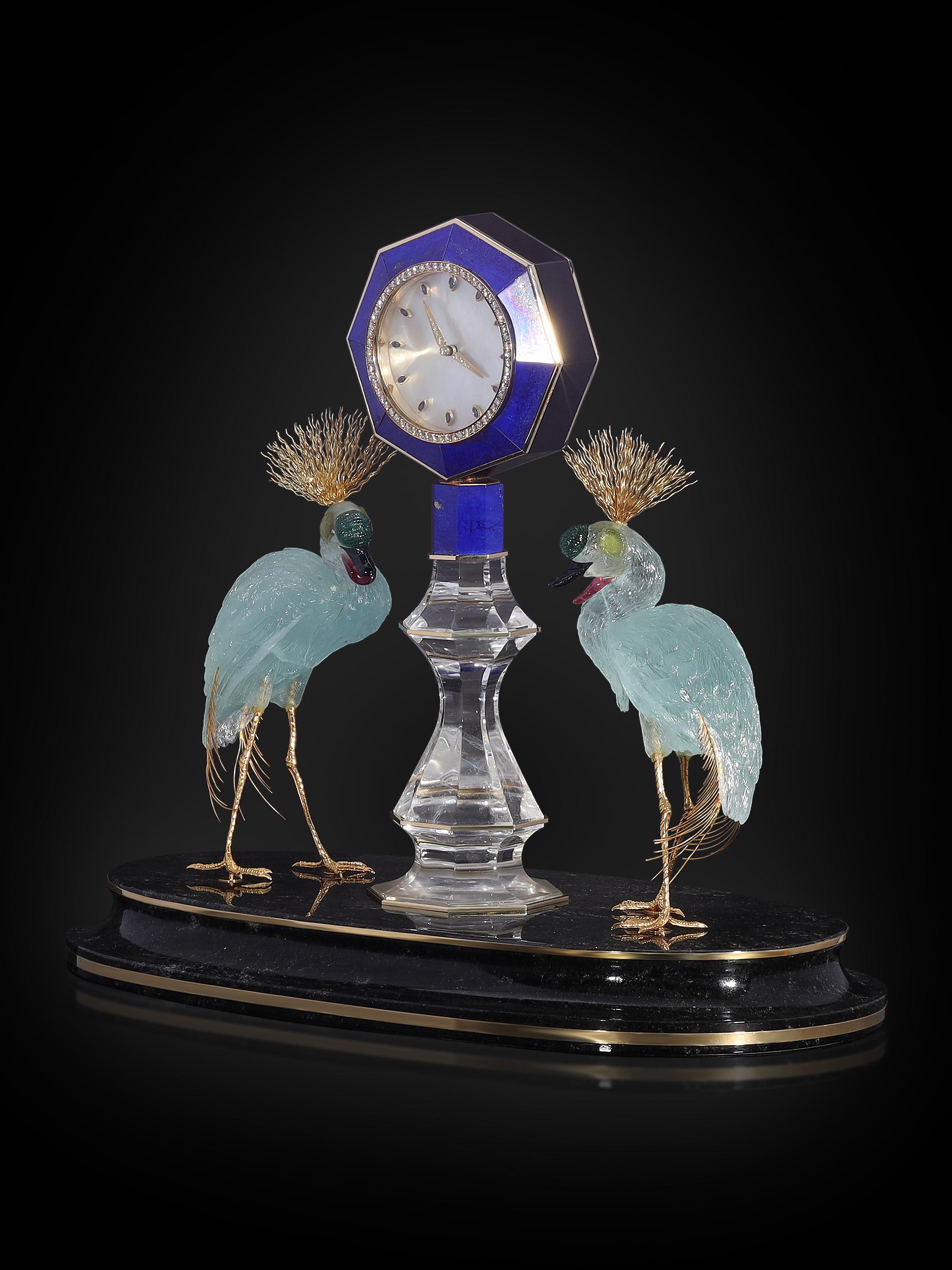 Un Reloj Neoclásico de Bellas Artes Esculpido con Tallas de Piedras Preciosas Aguamarina, Diamantes, Zafiros, Oro de 18 quilates y Plata de Ley.  Idar Oberstein - Alemania

Sumérgete en la exquisita belleza de esta escultura de piedra preciosa
