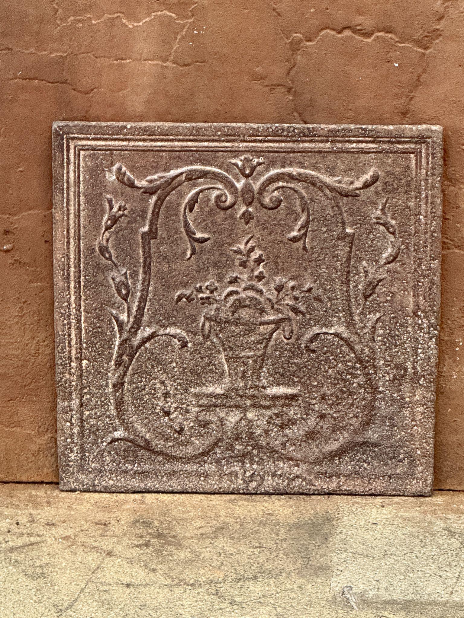 French Neoclassical Period fireback with a flower basket.

The fireback is made of cast iron and has a natural brown patina. It can be made black / pewter at no extra cost. The fireback is in a good condition and does not have cracks.