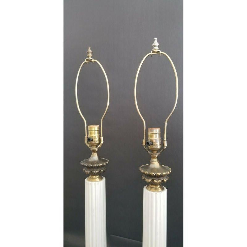 Inconnu Lampes de bureau néoclassiques à colonne corinthienne cannelée en émail et laiton - Lot de 2 en vente