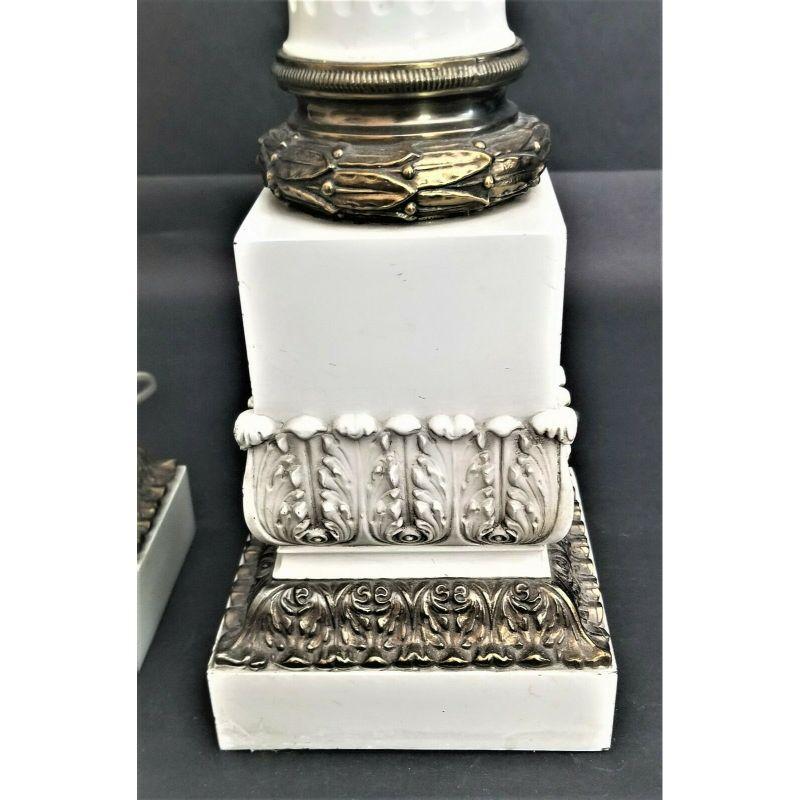 Neoklassizistische geriffelte korinthische Säulen-Tischlampen aus Emaille und Messing - 2er-Set im Zustand „Gut“ im Angebot in Lake Worth, FL