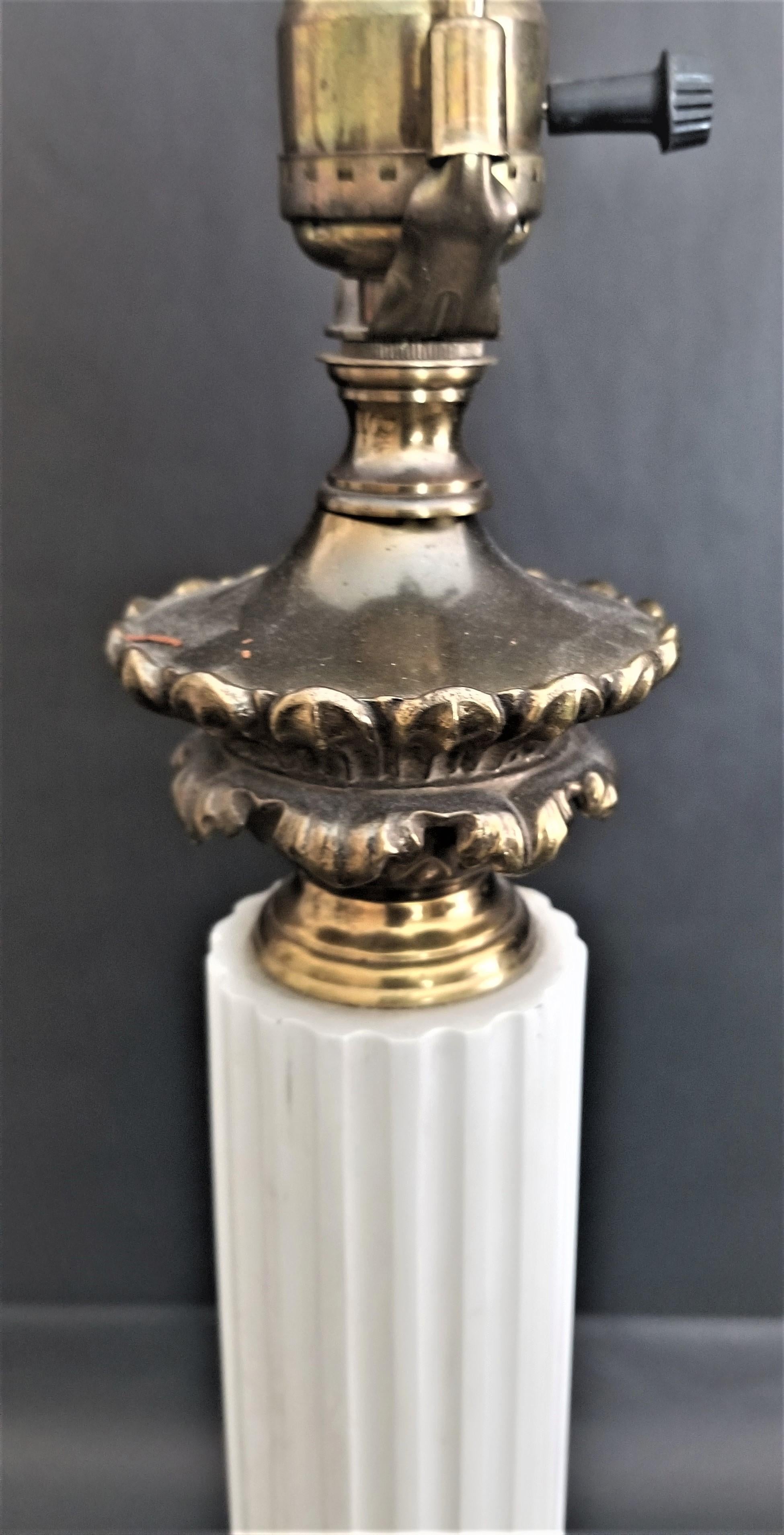 20ième siècle Lampes de bureau néoclassiques à colonne corinthienne cannelée en émail et laiton - Lot de 2 en vente