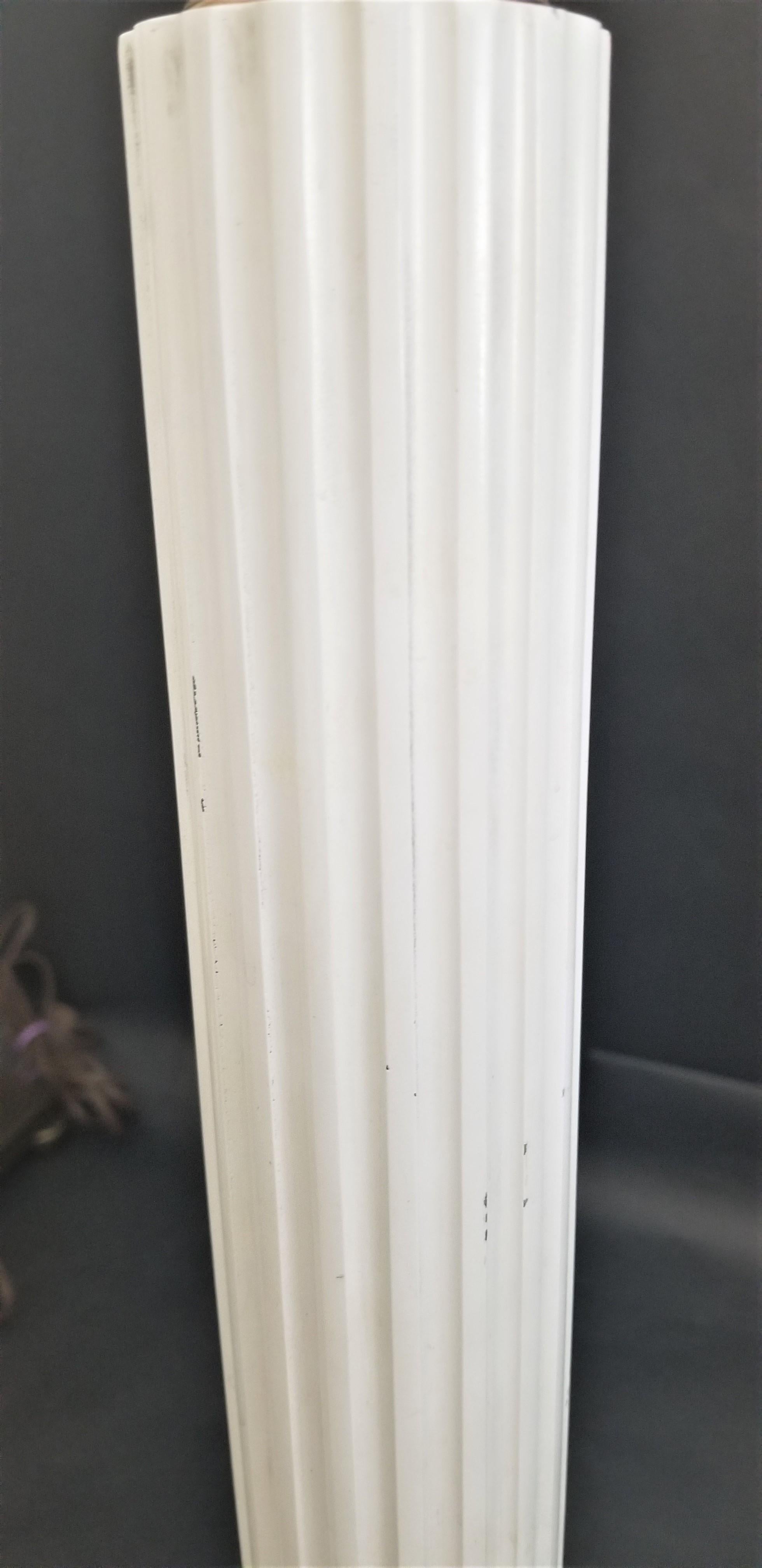 Neoklassizistische geriffelte korinthische Säulen-Tischlampen aus Emaille und Messing - 2er-Set im Angebot 1