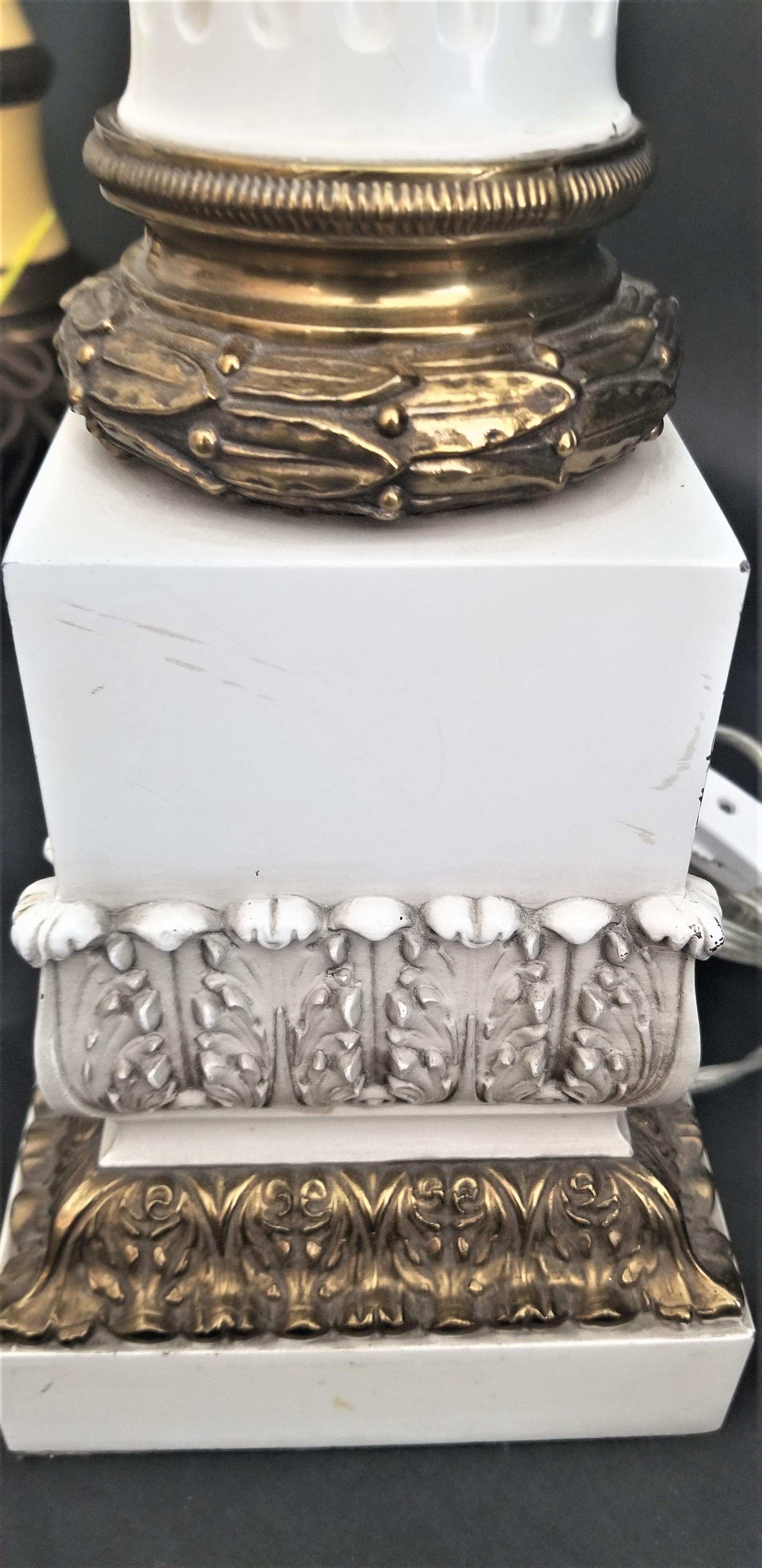 Neoklassizistische geriffelte korinthische Säulen-Tischlampen aus Emaille und Messing - 2er-Set im Angebot 2